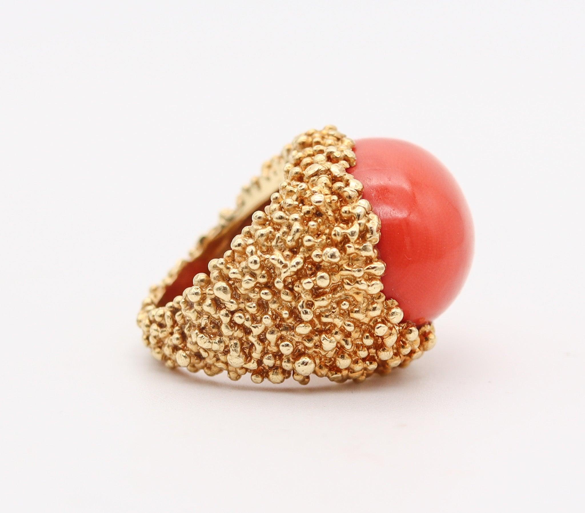 Taille cabochon GREGORY MIKAELIAN 1970 Bague cocktail moderniste en or 18 carats avec un grand corail en vente