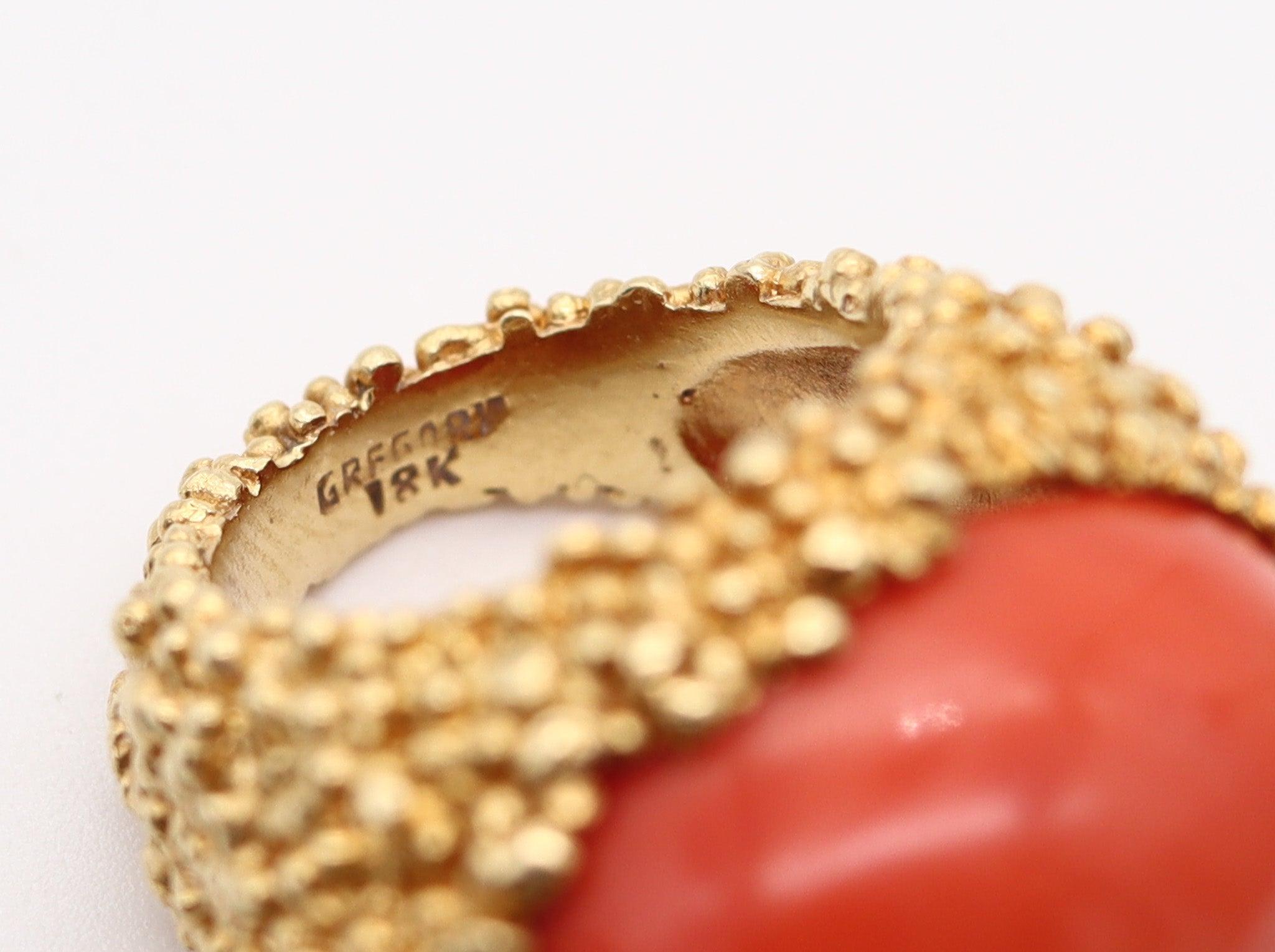 GREGORY MIKAELIAN 1970 Bague cocktail moderniste en or 18 carats avec un grand corail Pour femmes en vente