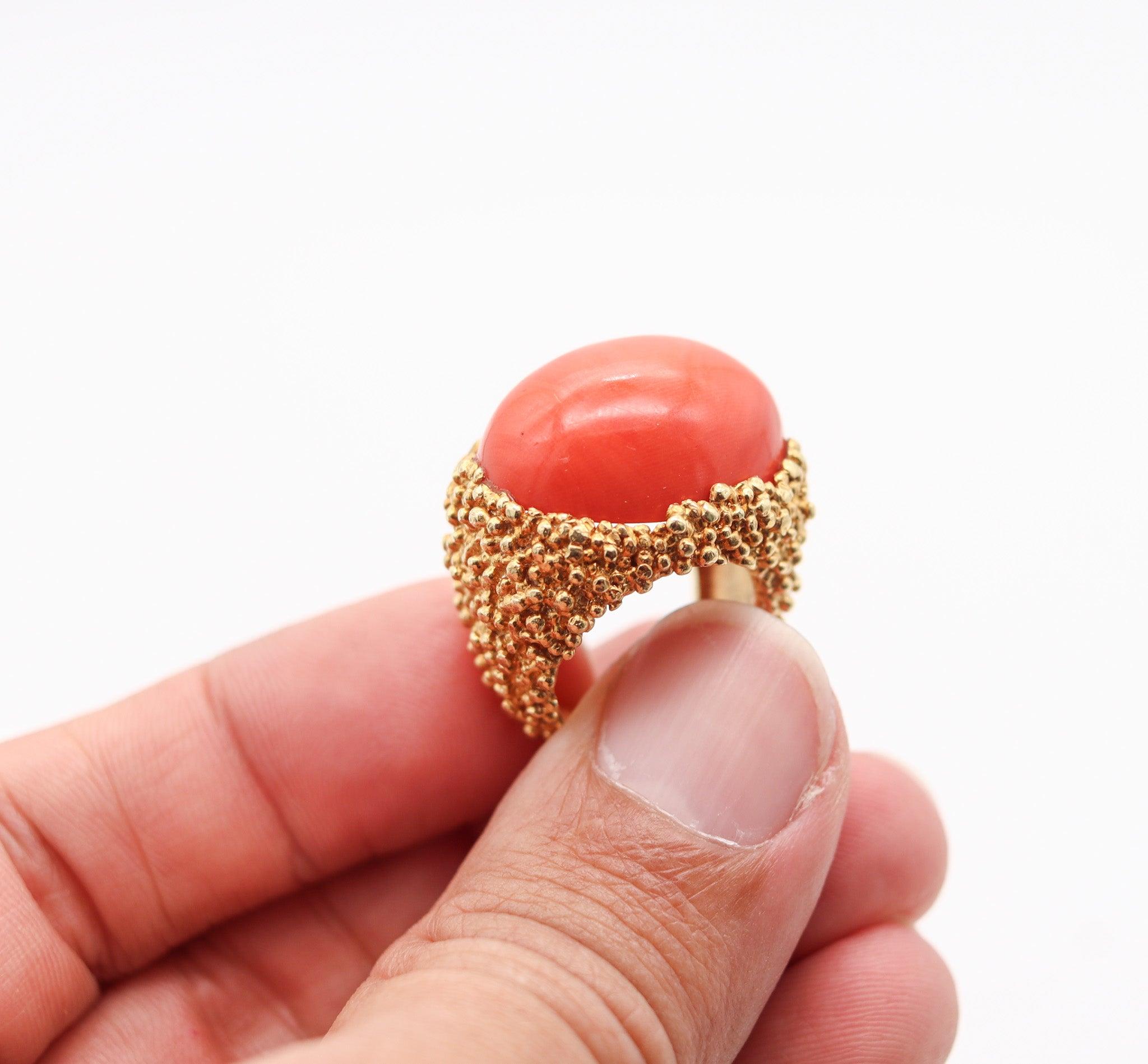 GREGORY MIKAELIAN 1970 Bague cocktail moderniste en or 18 carats avec un grand corail en vente 1