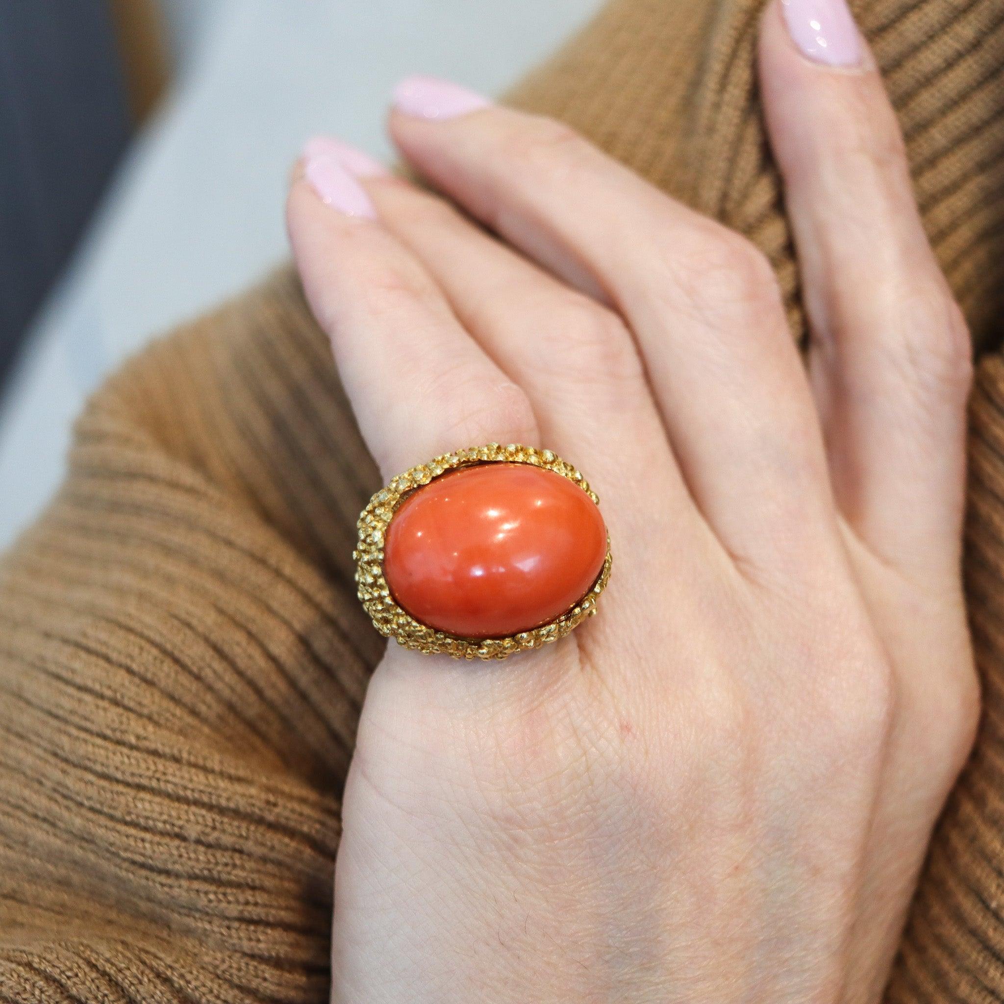 GREGORY MIKAELIAN 1970 Bague cocktail moderniste en or 18 carats avec un grand corail en vente 2
