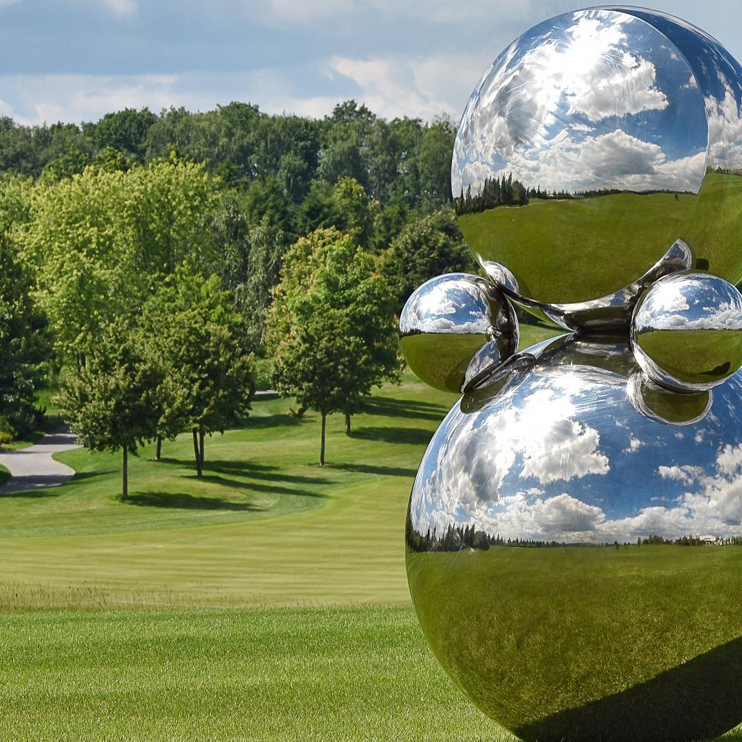 GREGORY OREKHOV
Little Agatha 
2017
Mirror polished stainless steel
230 × 130 × 130 cm (Unique + 1 APs)

GREGORY OREKHOV
Gregory Orekhov was born in 1976 in Moscow in the family of the sculptor, People’s artist of the Russian
Federation, Academician