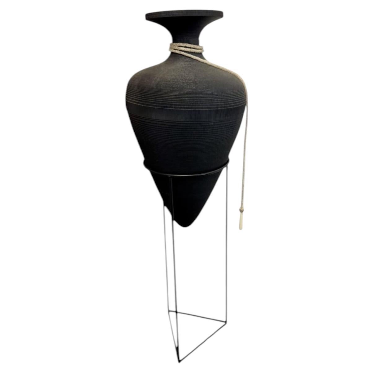 Gregory Van Pelt per Flute Chicago: vaso da pavimento in cartone ondulato nero in vendita