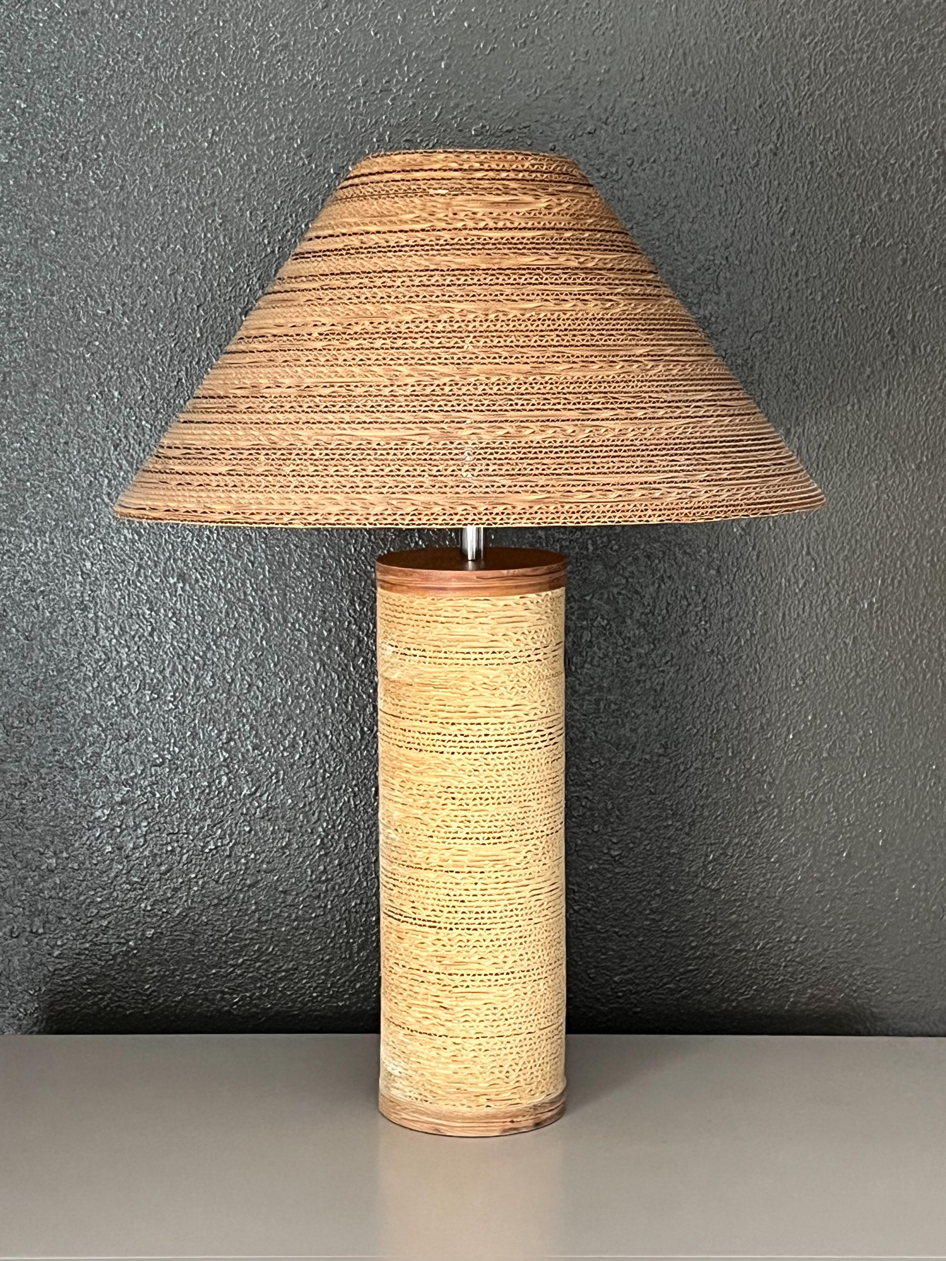 Paire de lampes vintage Gregory Van Pelt des années 1970
lampes en carton ondulé stratifié à la manière de Frank Gehry. 

En très bon état, avec une légère usure due à l'âge. 
Fil pour les États-Unis. Elles fonctionnent avec une ampoule de 75w Max.