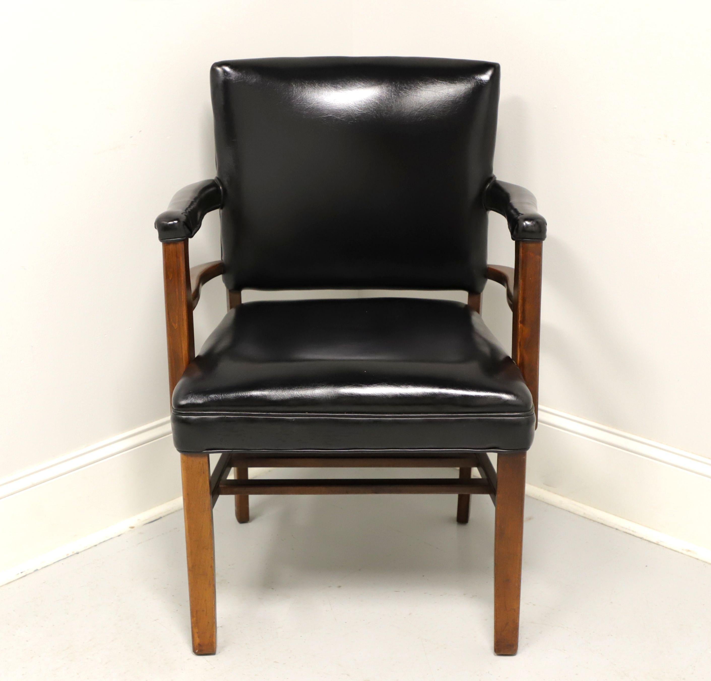 Ein Vintage-Bürostuhl im traditionellen Stil von Gregson Manufacturing aus Liberty, North Carolina, USA. Gestell aus massivem Nussbaumholz mit schwarzem Kunstlederbezug (Vinyl), quadratischer Rückenlehne, schwarzer Nagelkopfverzierung, geraden