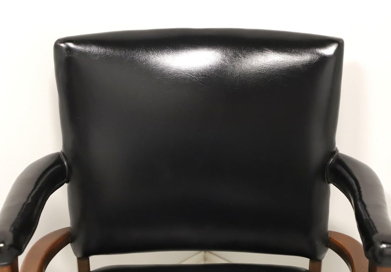 GREGSON Mid 20th Century Black Vinyl Office Chair In Good Condition In Charlotte, NC