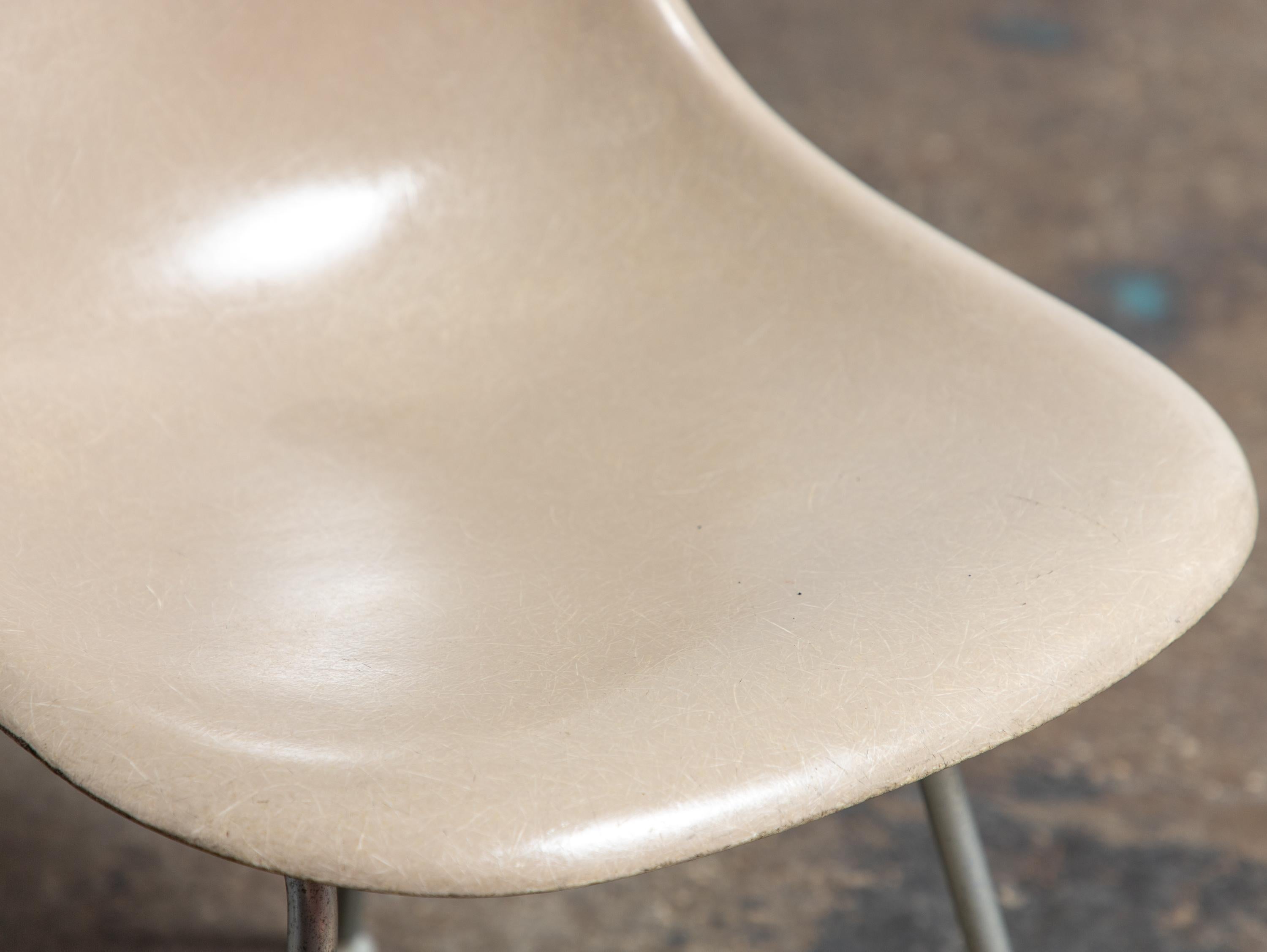 Greige Light Grey Eames for Herman Miller Vintage 1960s Fiberglass Shell Chairs In Good Condition For Sale In Brooklyn, NY
