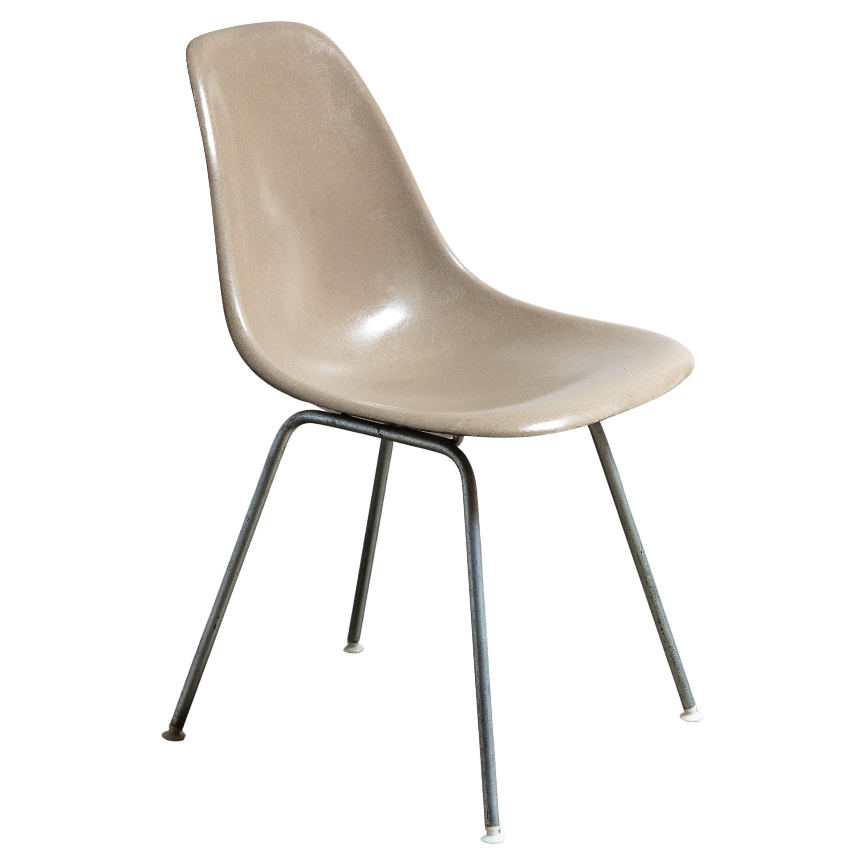 Eames pour Herman Miller chaises coquillage en fibre de verre gris clair des années 1960