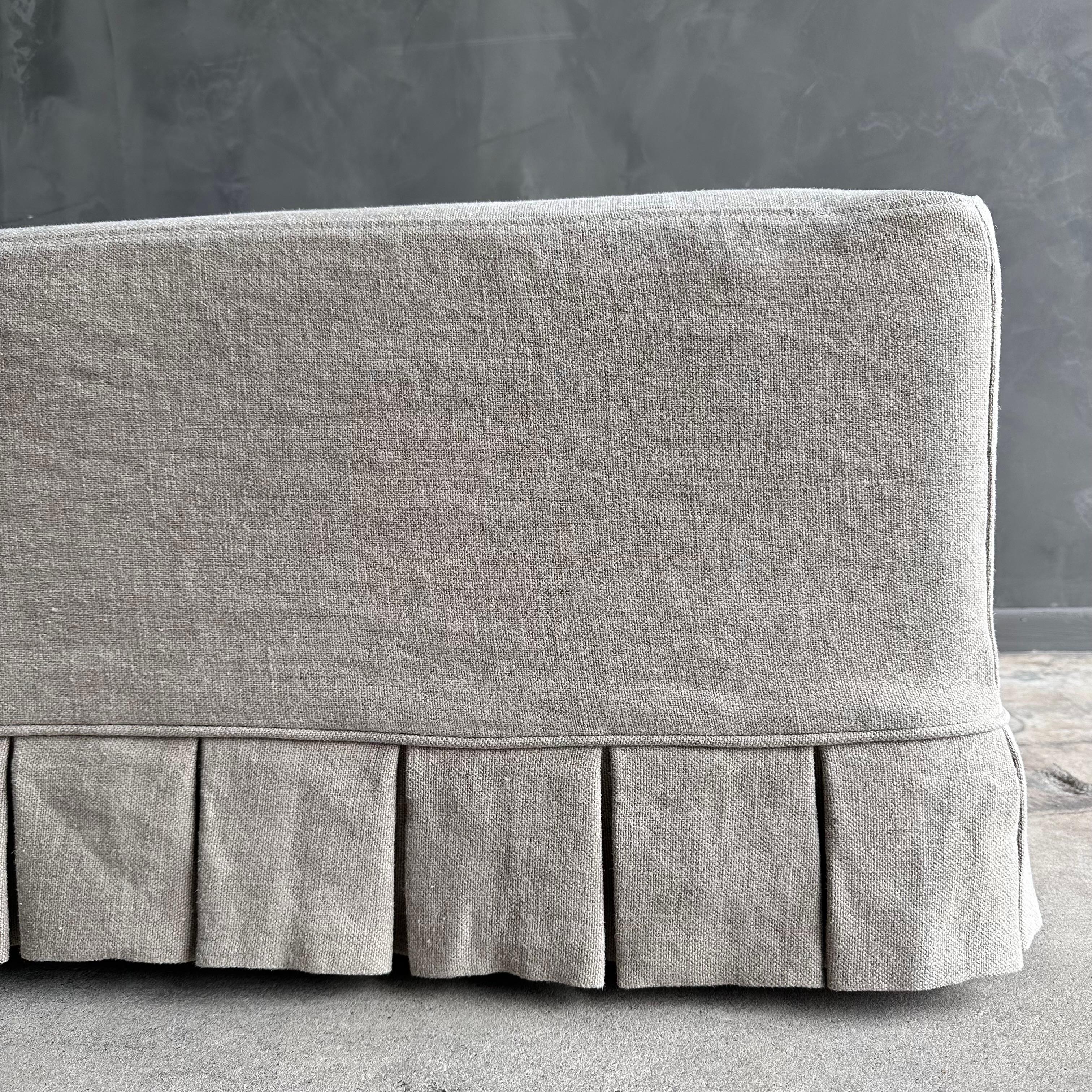 XXI secolo e contemporaneo Panca rivestita in lino grigio con dettagli della gonna a pieghe e gambe in Oak Oak. in vendita