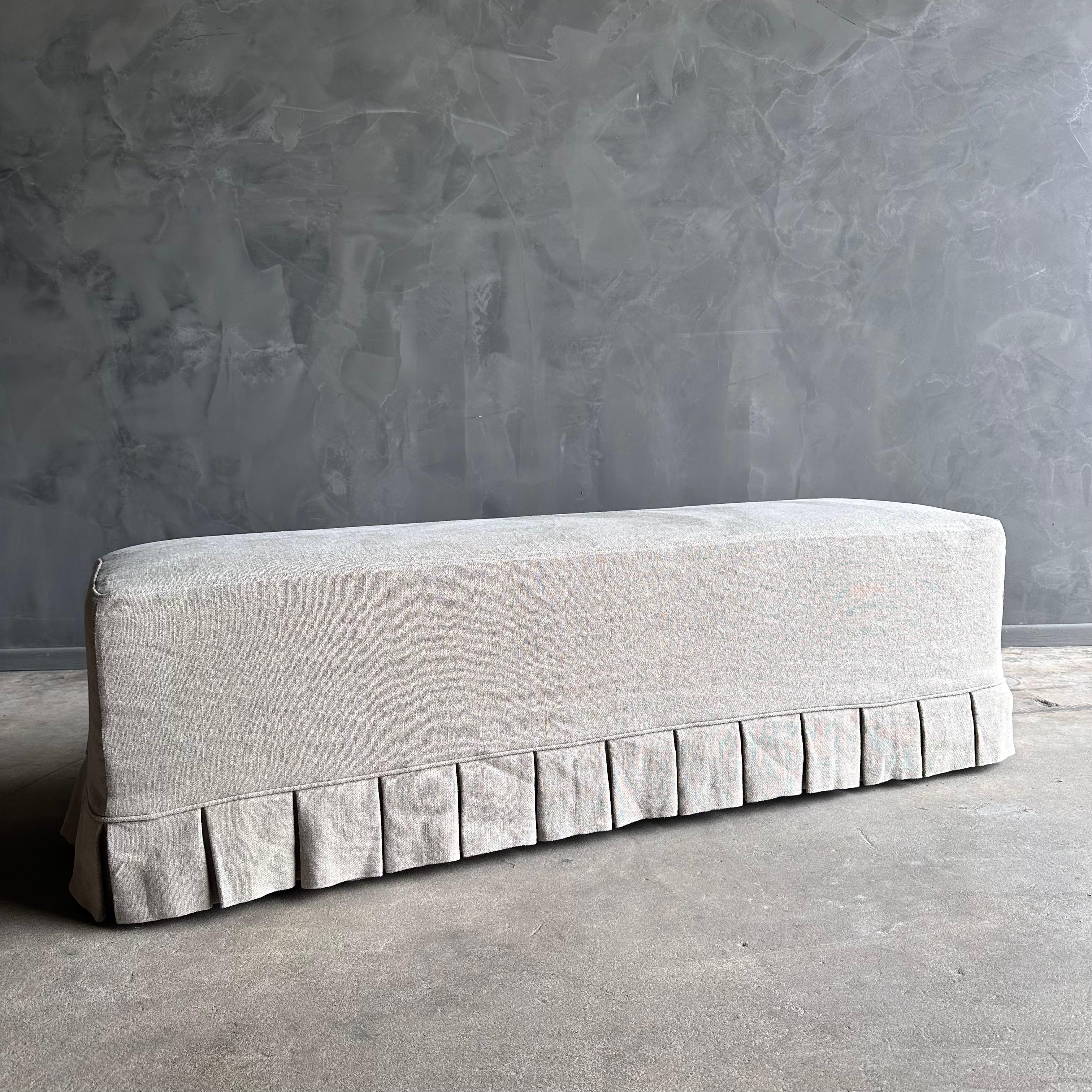 Panca rivestita in lino grigio con dettagli della gonna a pieghe e gambe in Oak Oak. in vendita 2