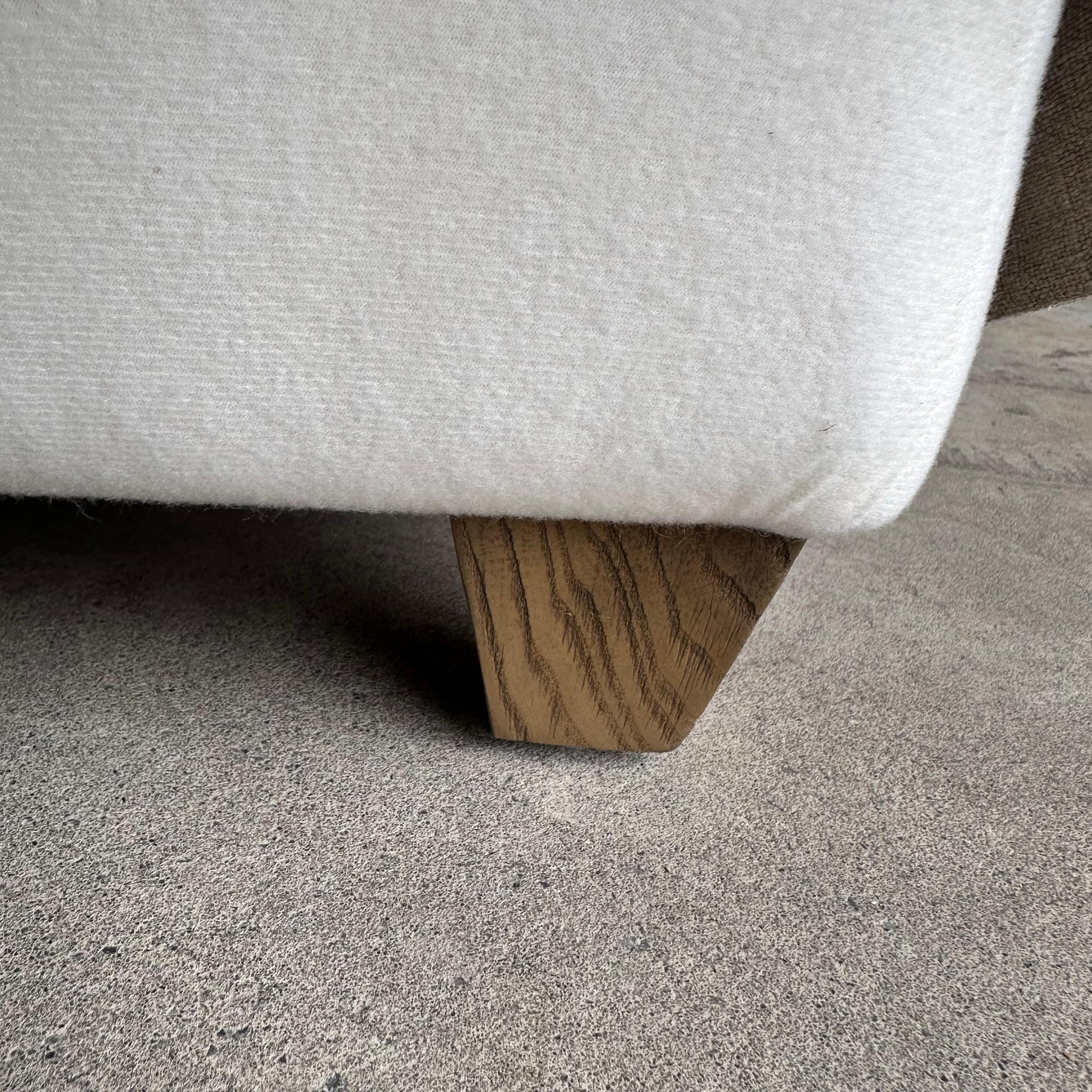 Panca rivestita in lino grigio con dettagli della gonna a pieghe e gambe in Oak Oak. in vendita 3