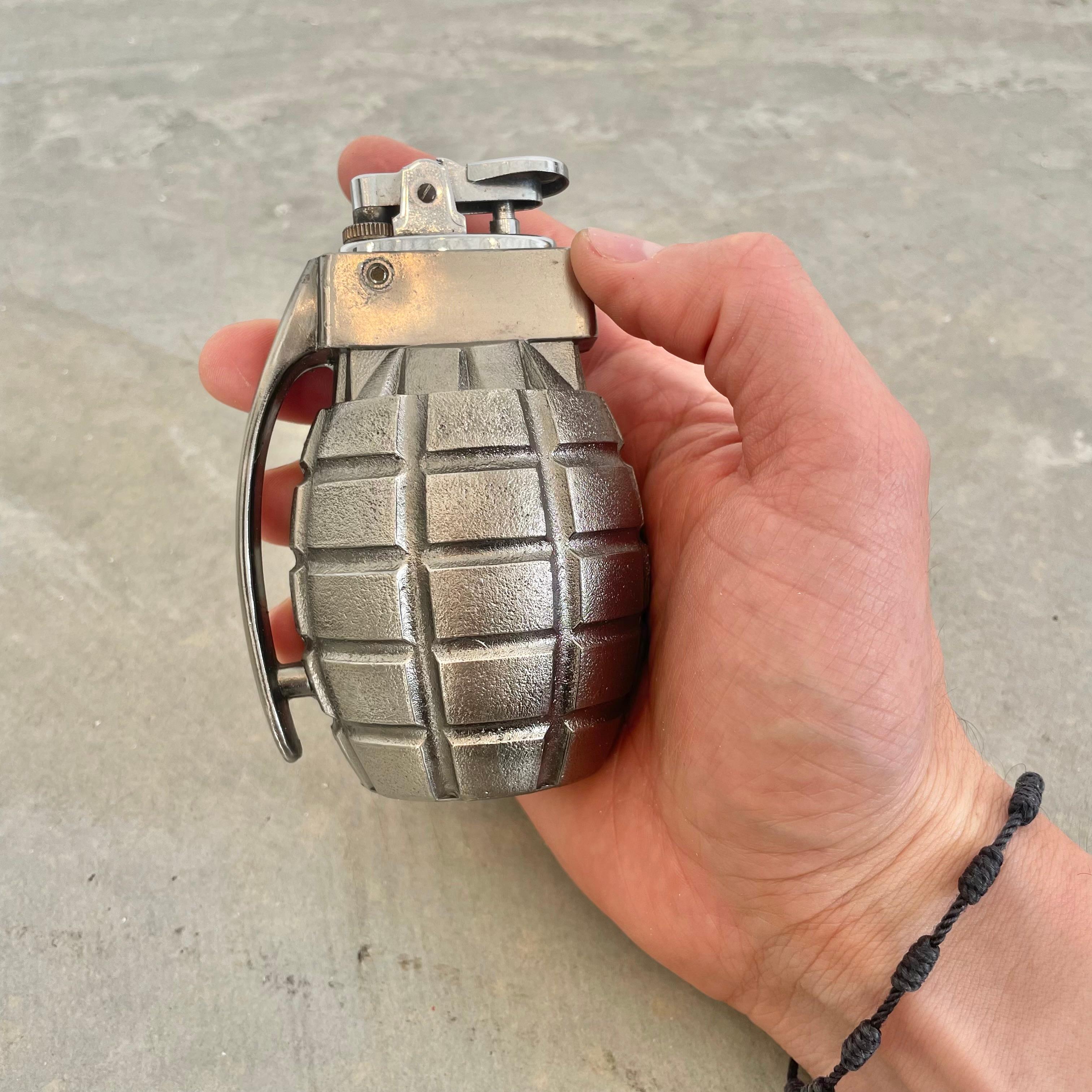 Briquet de table vintage unique en forme de grenade. Fabriqué au Japon avec l'étiquette 
