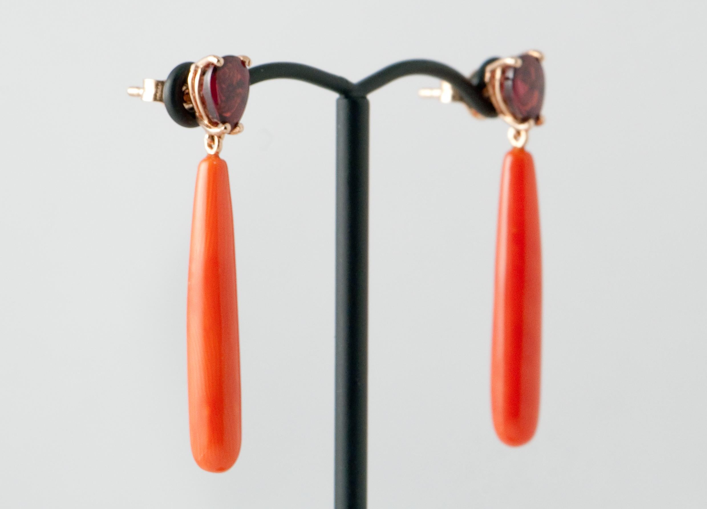 Contemporary Grenat Rhodolite and Coral on Yellow Gold 18 Carat Chandelier Earrings