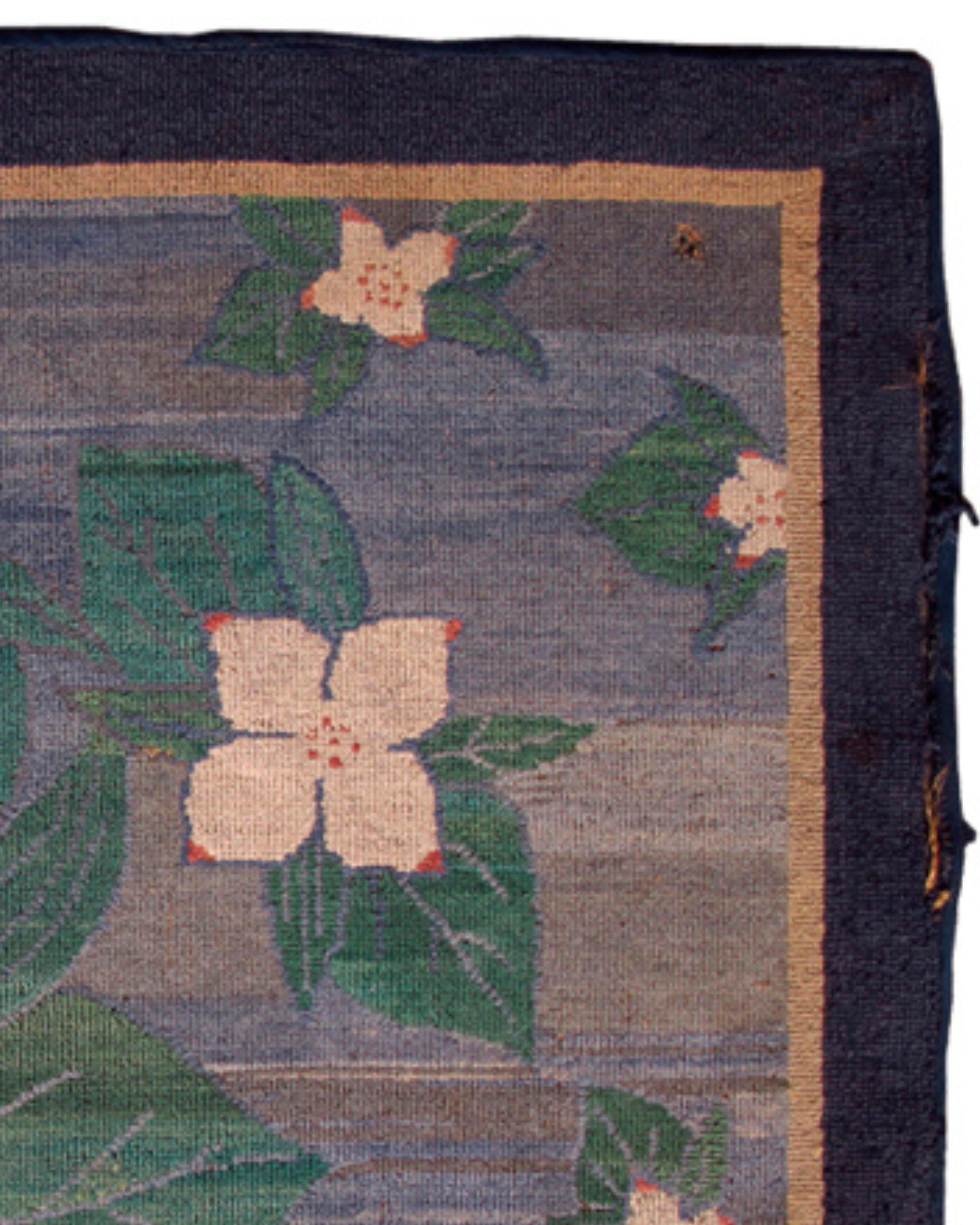 Grenfell-Teppich mit Kapuze, frühes 20. Jahrhundert

Grenfell-Hakenmatten und -Teppiche sind Industrieprodukte der Grenfell Mission, die von Dr. Wilfred T. Grenfell (1865-1940) gegründet wurde. Die Wurzeln des Mattenhakens lassen sich bis zu den