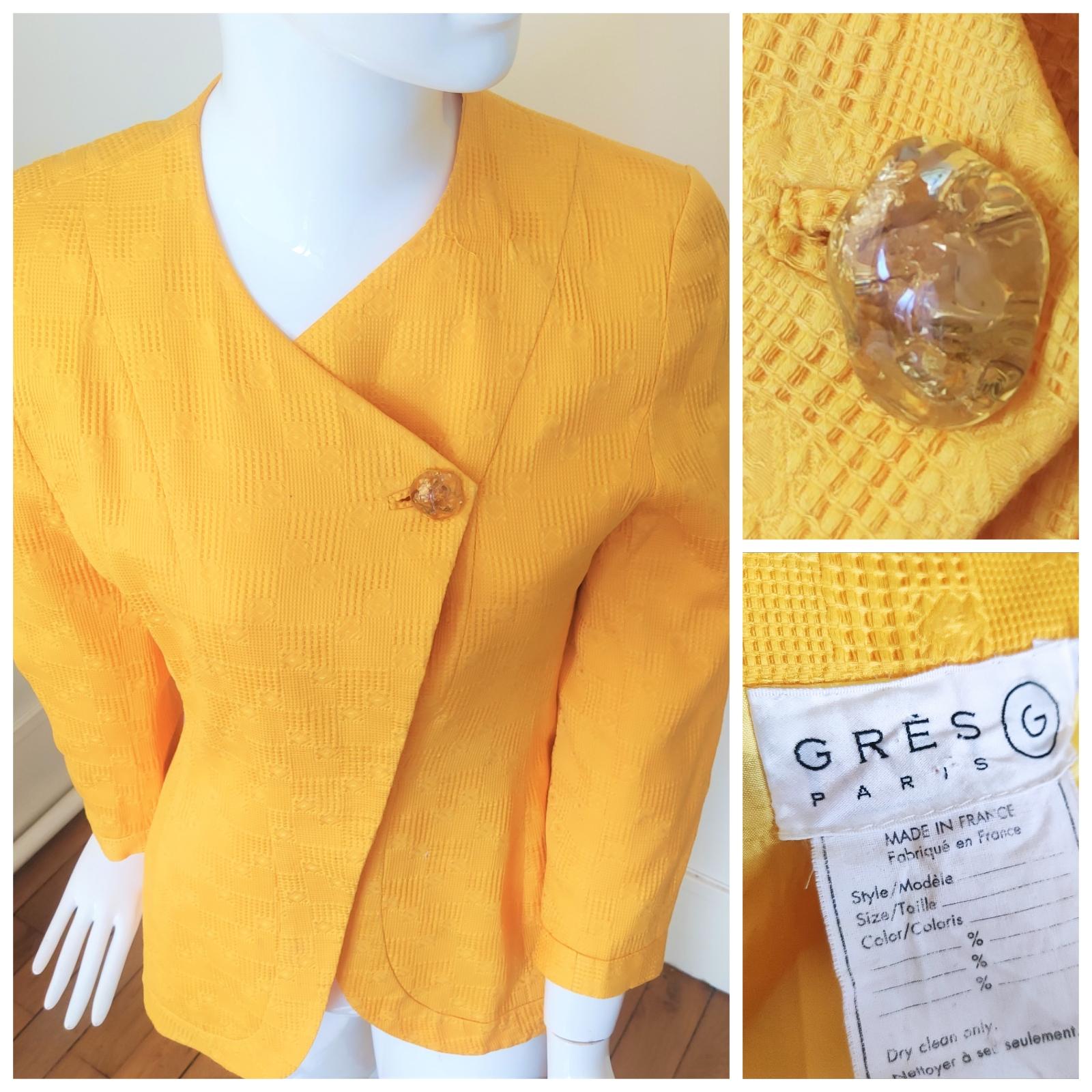 Elegant jacket by Madame Gres!
With shoulder pads!
Button: amber look.

EXCELLENT condition.

SIZE
Large.
Marked size: FR40
Length: 69 cm / 27.1 inch
Bust: 42 cm / 16.5 inch
Waist: 38 cm / 14.9 inch
Shoulder to shoulder: 41 cm / 16.1 inch
Sleeve: 54