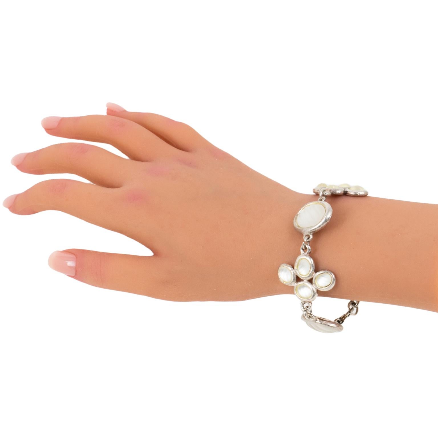 Madame Gres París Pulsera de eslabones plateados con cabujones de cristal esmerilado en venta 5