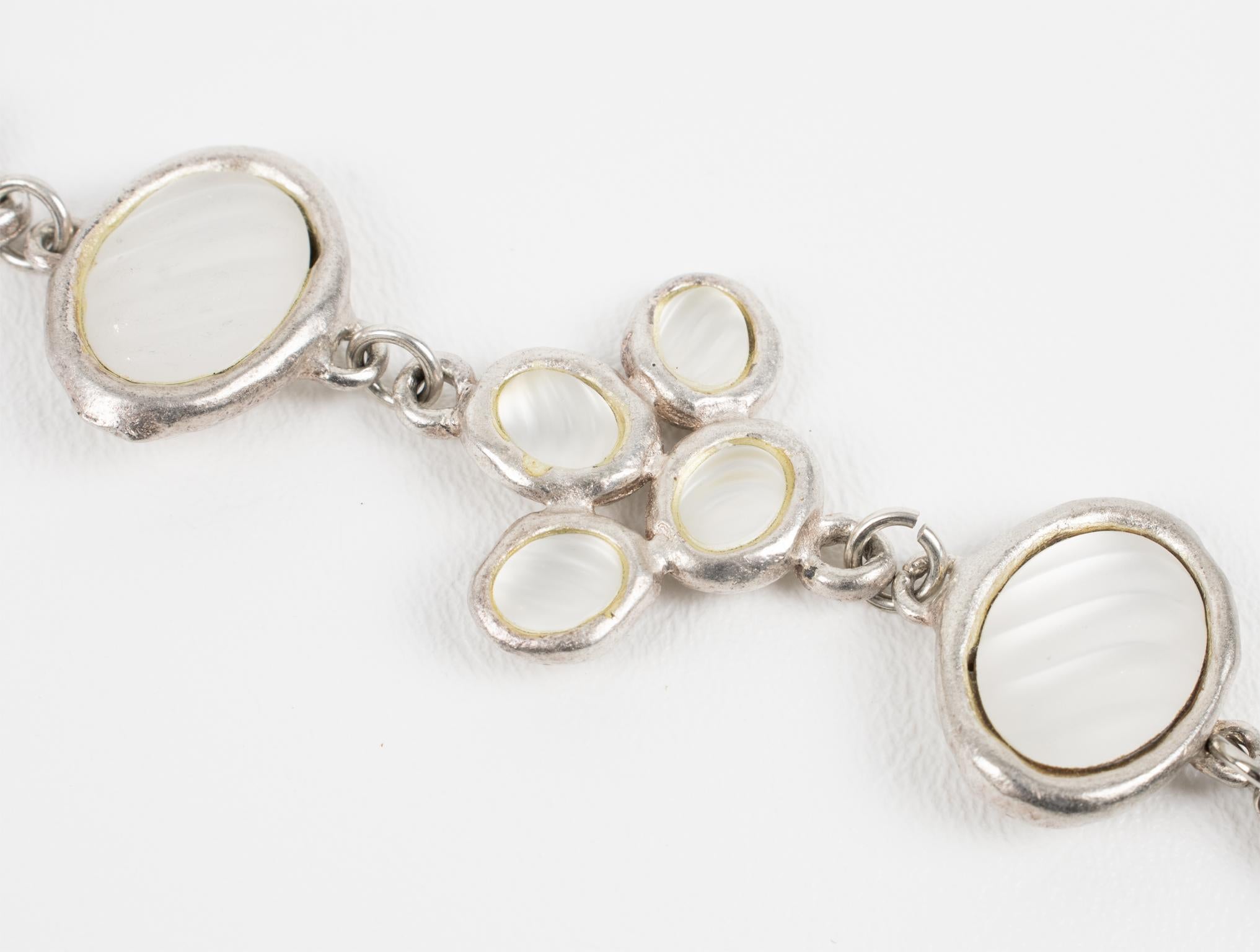 Madame Gres París Pulsera de eslabones plateados con cabujones de cristal esmerilado en venta 3