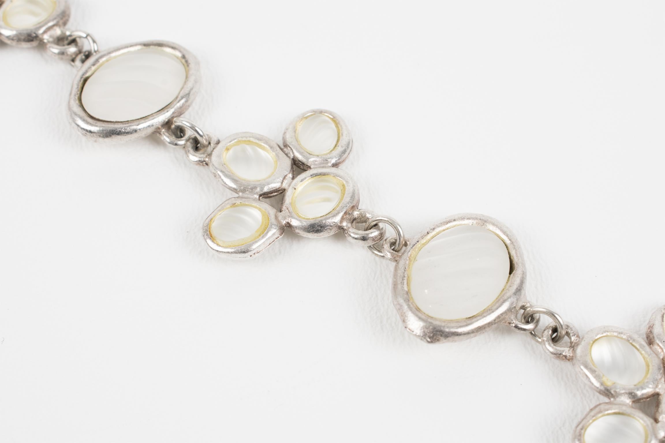 Madame Gres París Pulsera de eslabones plateados con cabujones de cristal esmerilado en venta 4