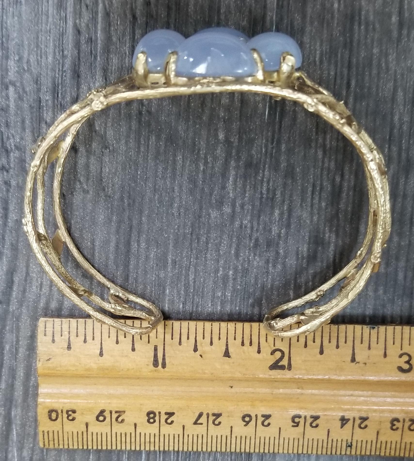 „Gresha“ 14K Gold mit 4 herzförmigem Cabochon-Schliff Blauer Chalcedon Gewicht 29,05 Karat (Französischer Schliff) im Angebot