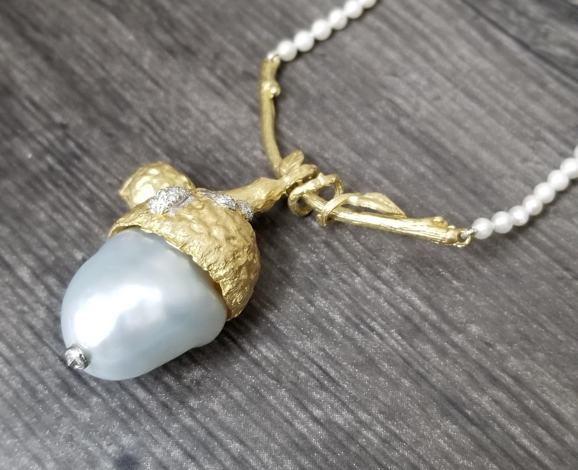 Pendentif Gresha en or jaune 18 carats et perles biwa des mers du Sud Neuf - En vente à Los Angeles, CA