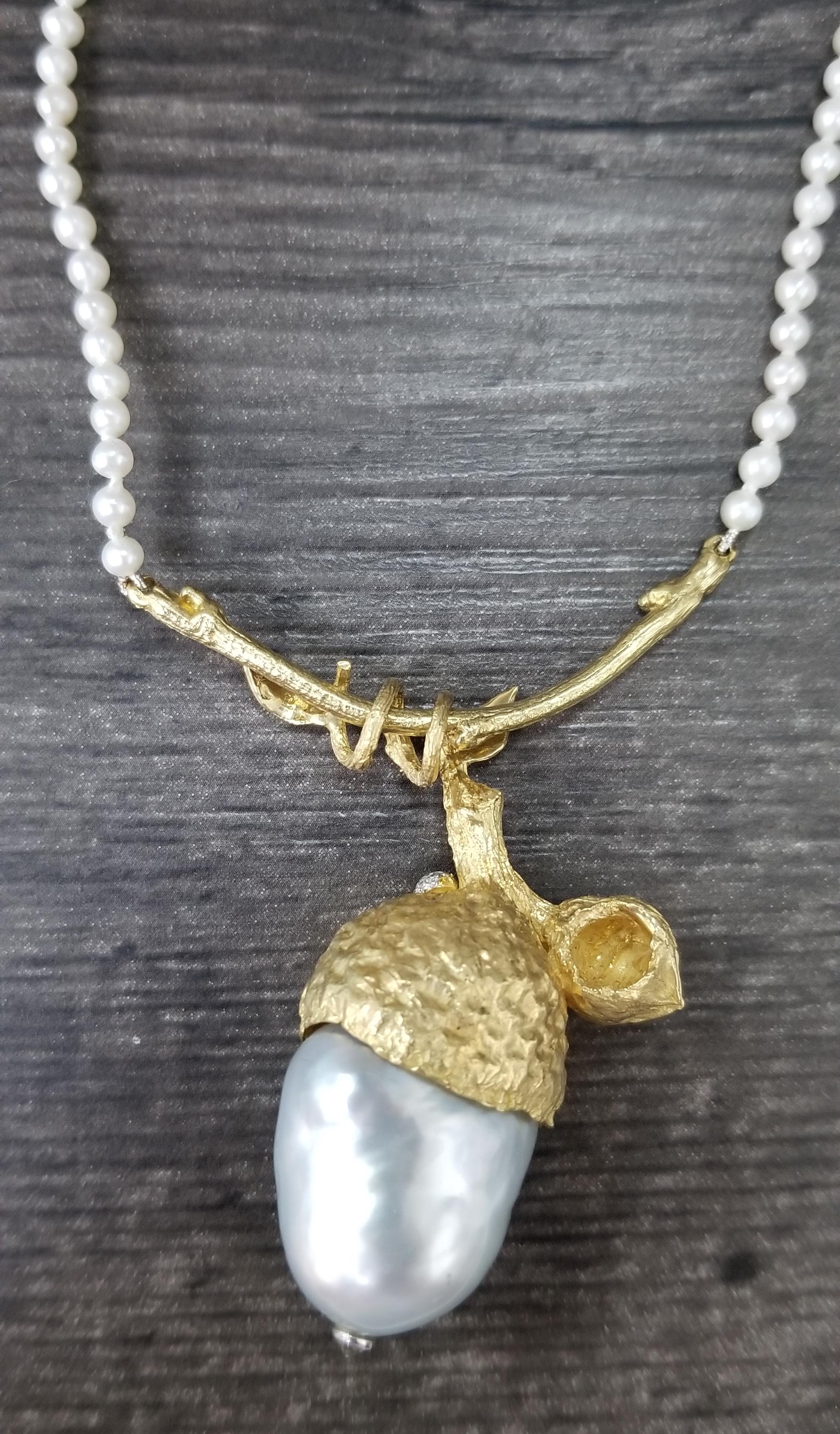 Pendentif Gresha en or jaune 18 carats et perles biwa des mers du Sud en vente 1