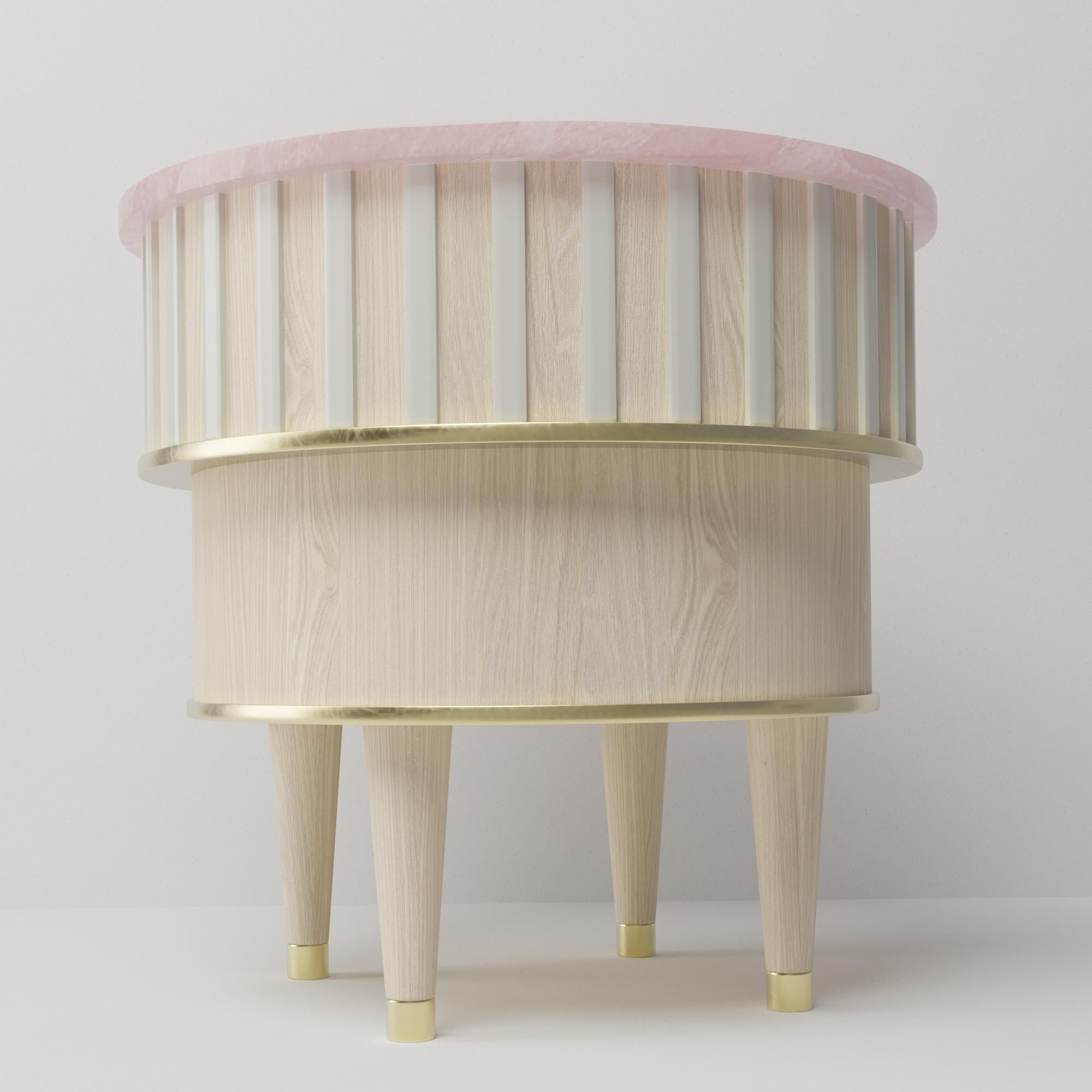 Greta Bleached Oak, Brass, Corian and Pink Onyx Side Table by Felice James (Organische Moderne) im Angebot