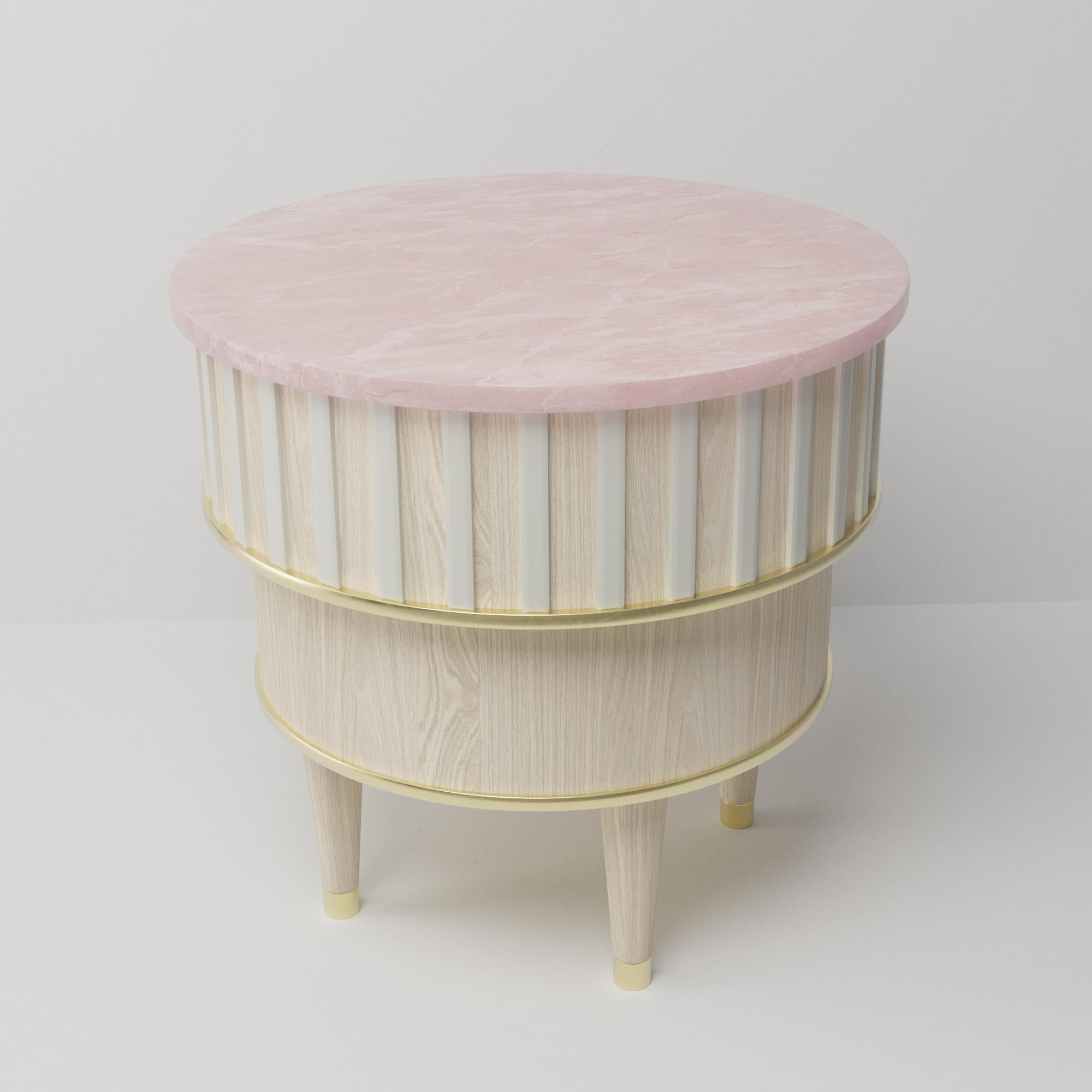 Greta Bleached Oak Brass Corian and White Onyx Side Table by Felice James (Englisch) im Angebot