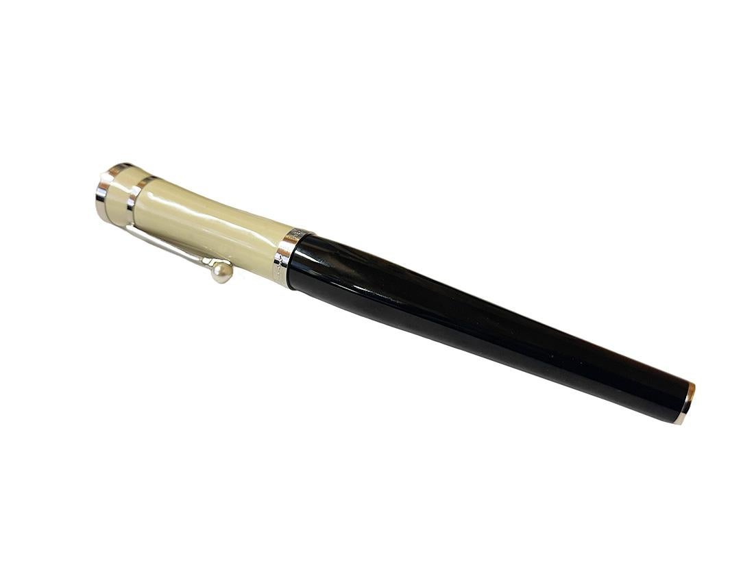 Greta Garbo Fountain pen by Montblanc, Swiss ca 2005

The MONTBLANC Greta Garbo fountain pen is a women's pen. The chic profile of the pen, that slightly curves. The fountain pen with black and cream resin with inside ink cartridges (marked