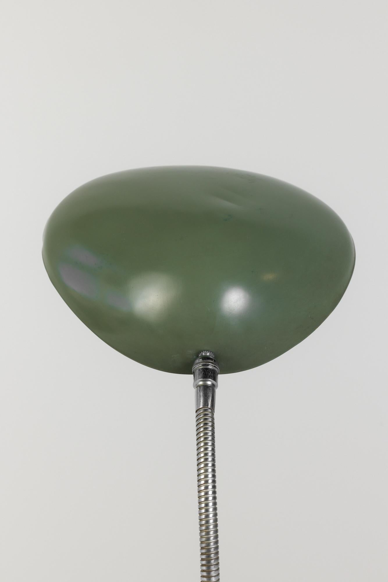 Cobra-Tischlampe von Greta Grossman für Ralph O. Smith (Stahl) im Angebot