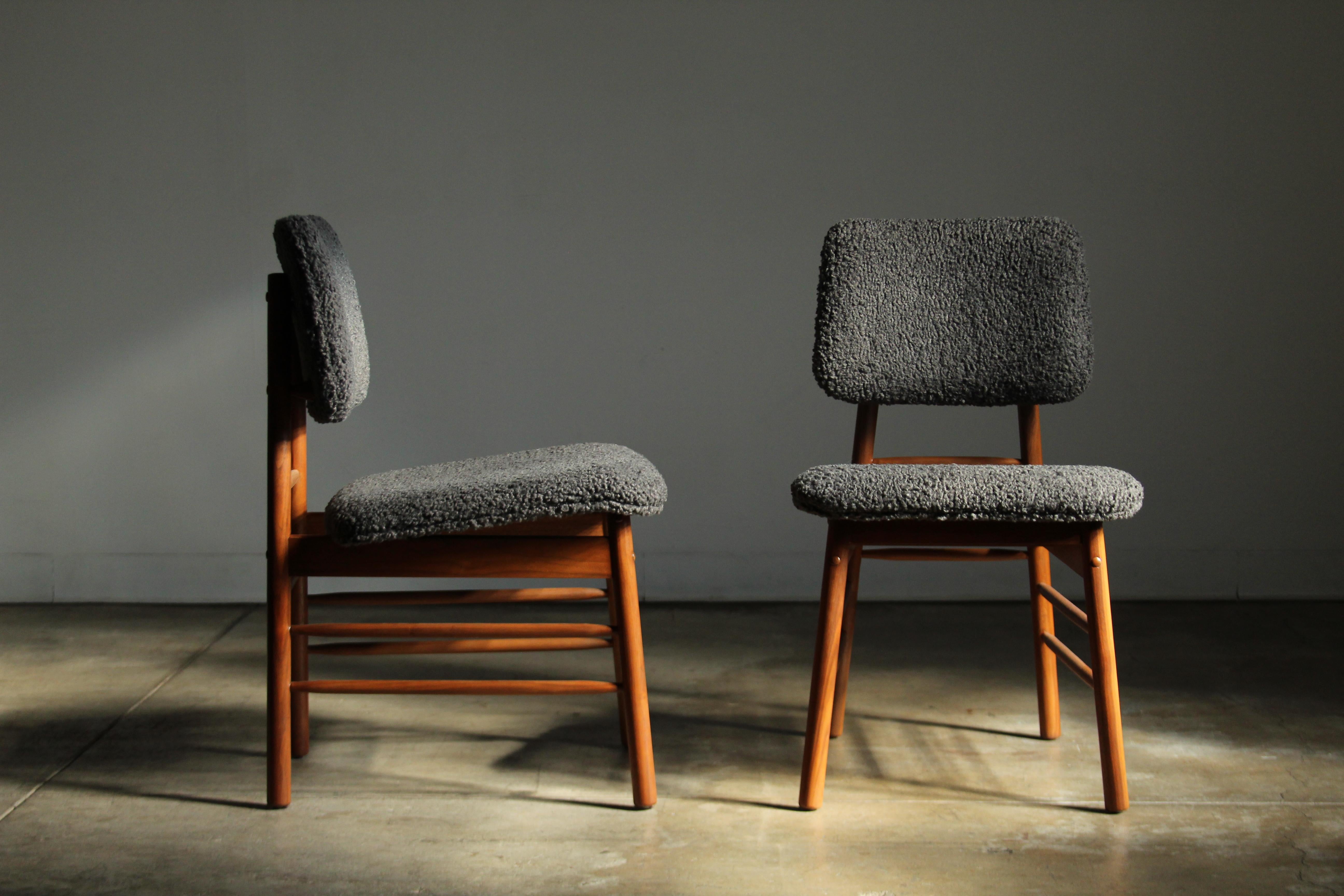 Ein wunderschönes Paar Ess- oder Beistellstühle der Designerin Greta Grossman, hergestellt von Glenn of California in den 1950er Jahren. Wunderschöne Form A mit verspielten Linien und schwebenden Rückenlehnen. Solide, robust und bequem. Die Stühle