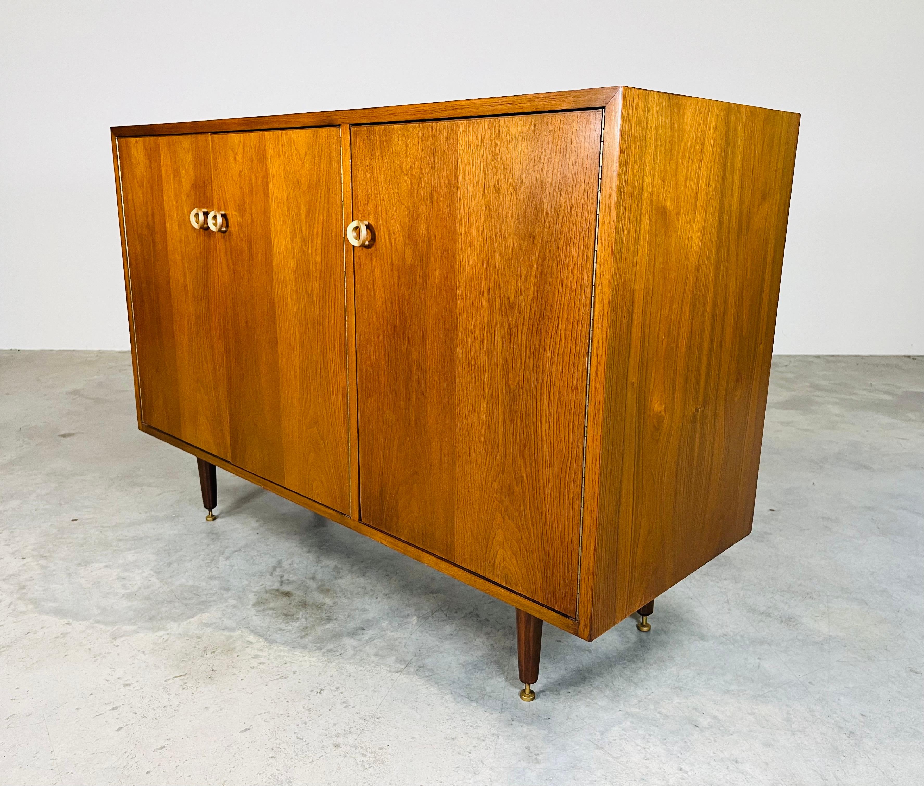 Greta Grossman for Glenn of California Walnut Buffet Or Credenza In Excellent Condition In Southampton, NJ