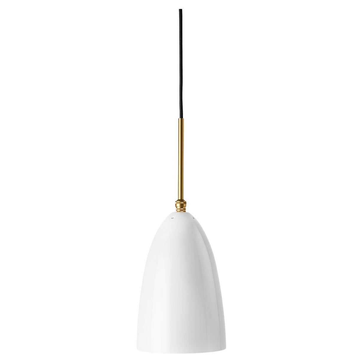 Le pendentif Gräshoppa est issu du design original de la lampe de Greta M. Grossman datant de 1947, utilisant l'abat-jour en acier caractéristique qui combine avec succès légèreté et fonctionnalité dans un caractère moderne et organique. Le langage