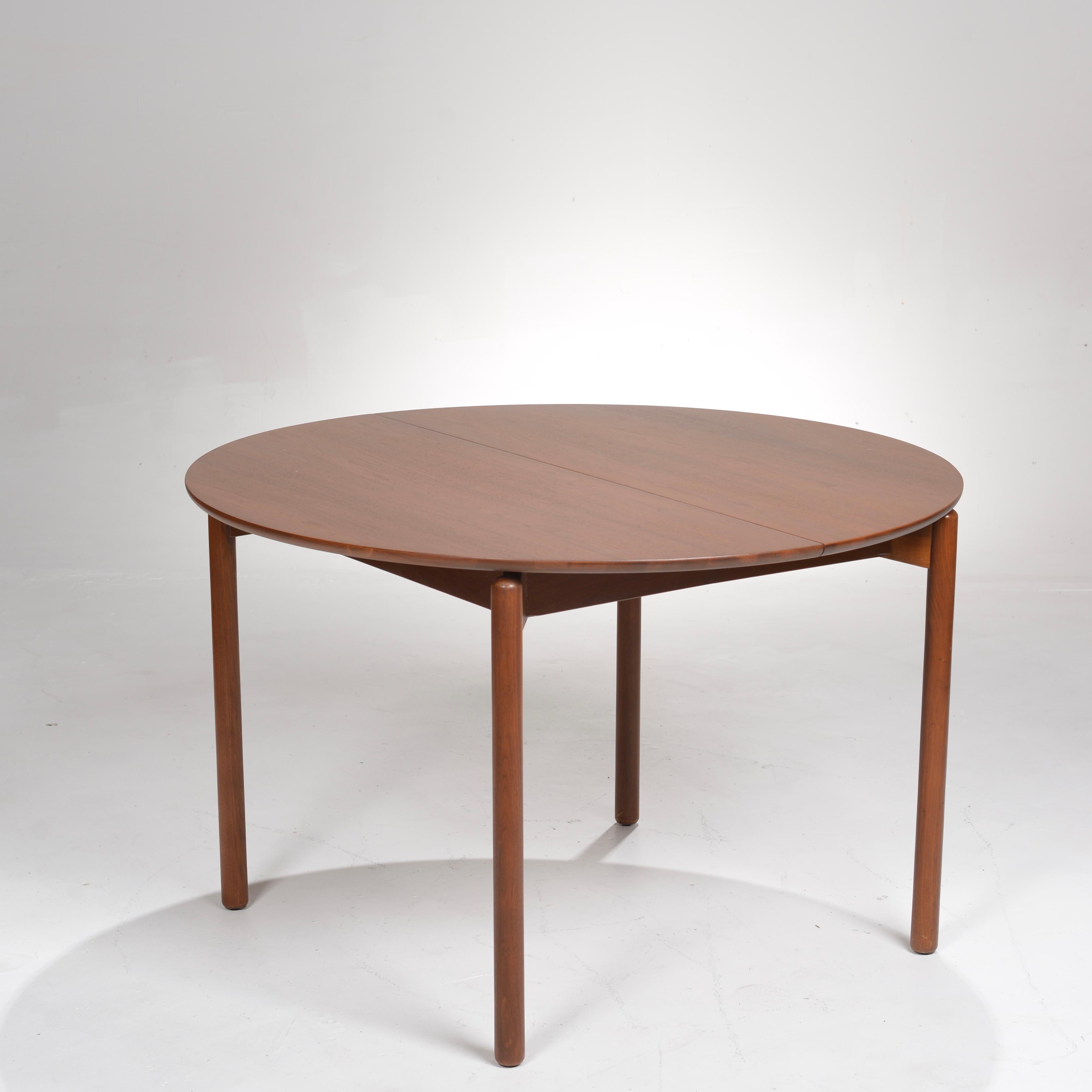 Greta Grossman round walnut dining table by Grossman for Glenn of California. This table has two leaves. This item is located at our Downtown Los Angeles showroom.
 