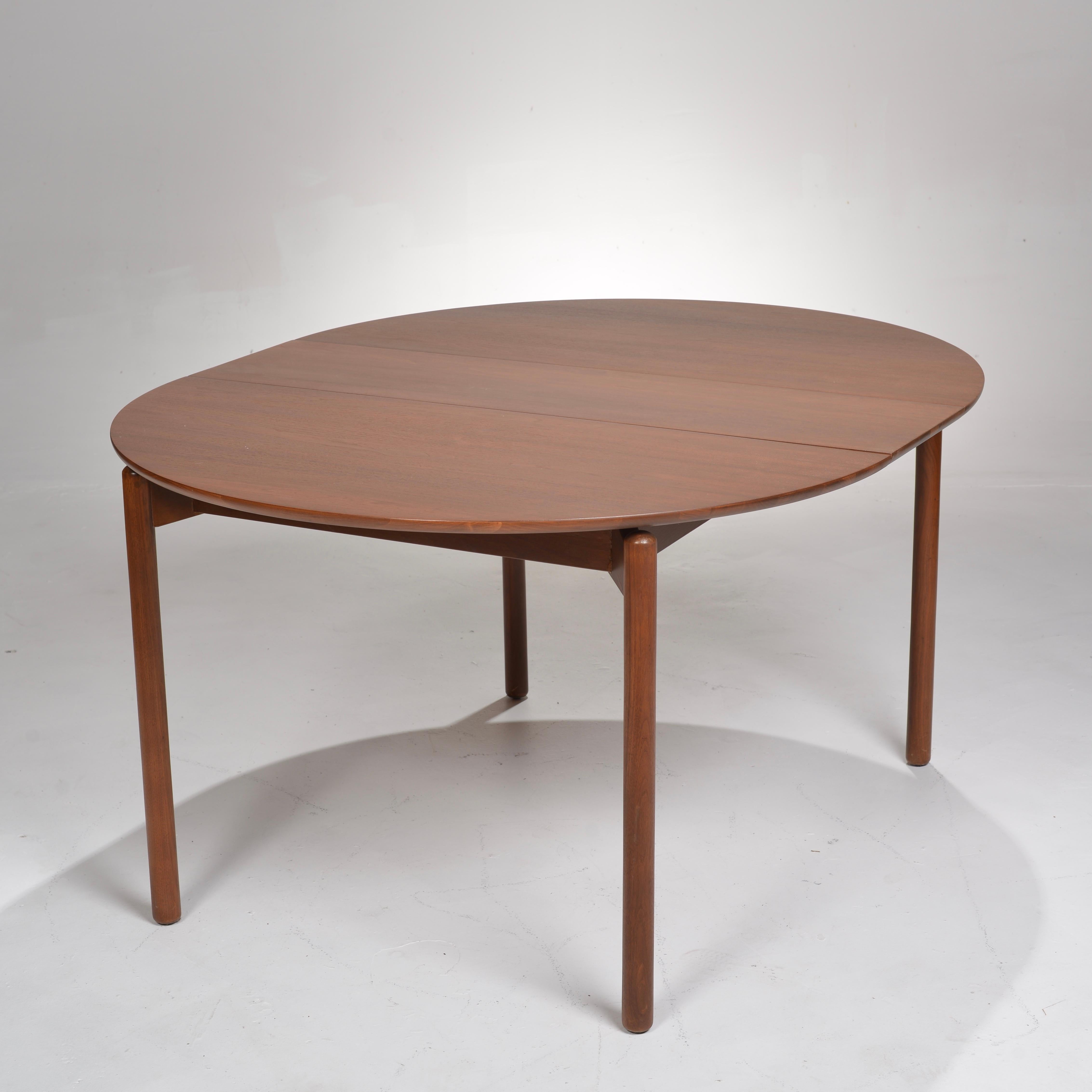 Greta Grossman Round Walnut Dining Table by Glenn of California In Excellent Condition In Los Angeles, CA