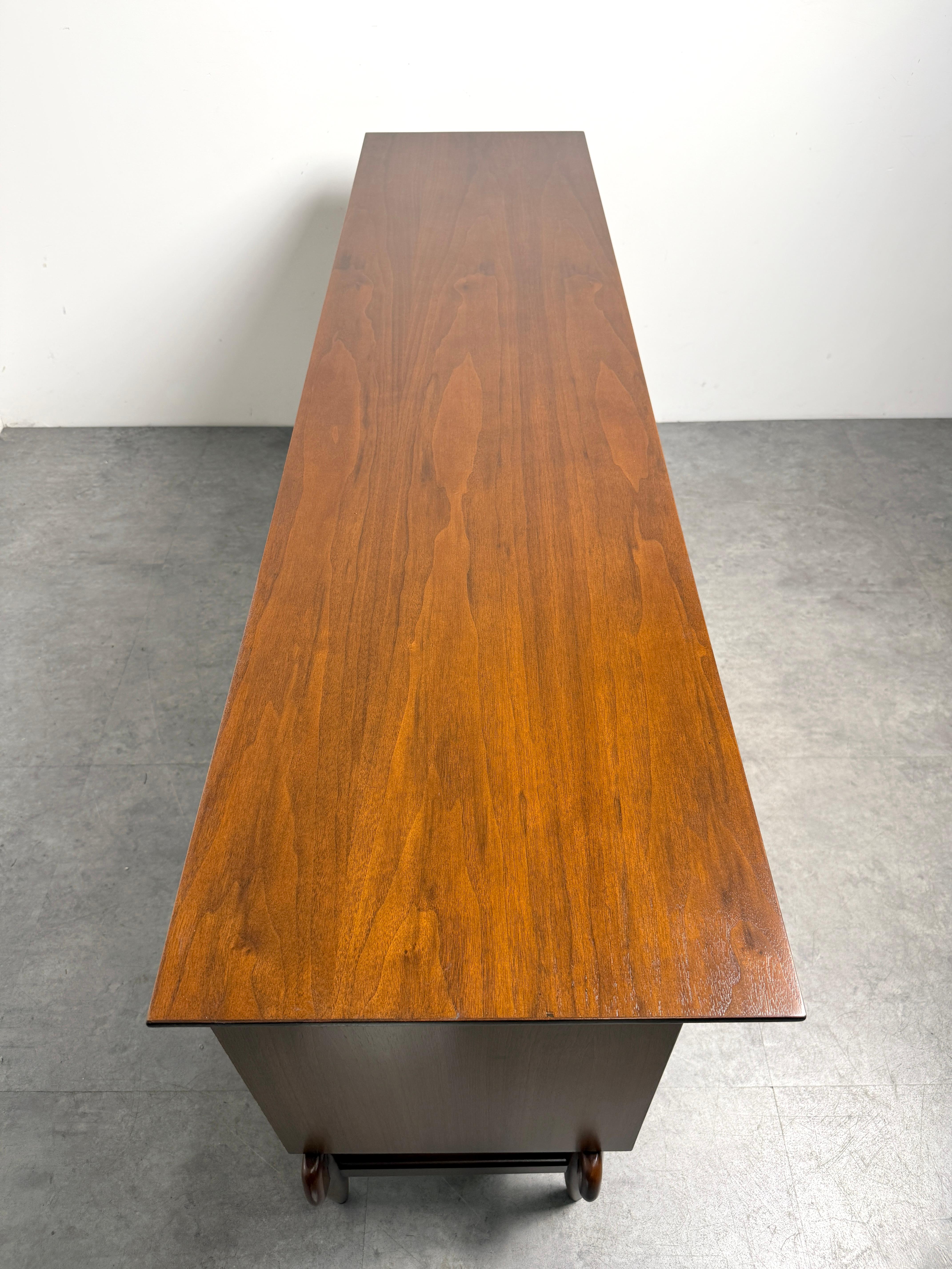 Mid Century Modern Anrichte aus Nussbaumholz von Greta Grossman 1950er Jahre im Angebot 3
