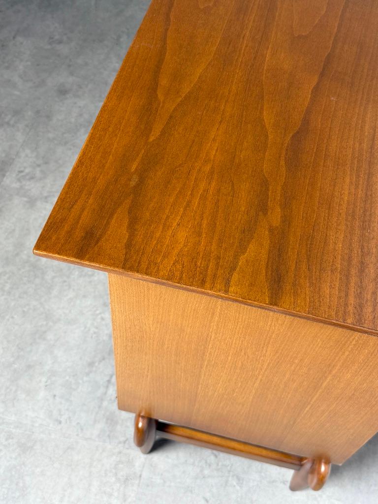 Mid Century Modern Anrichte aus Nussbaumholz von Greta Grossman 1950er Jahre im Angebot 4