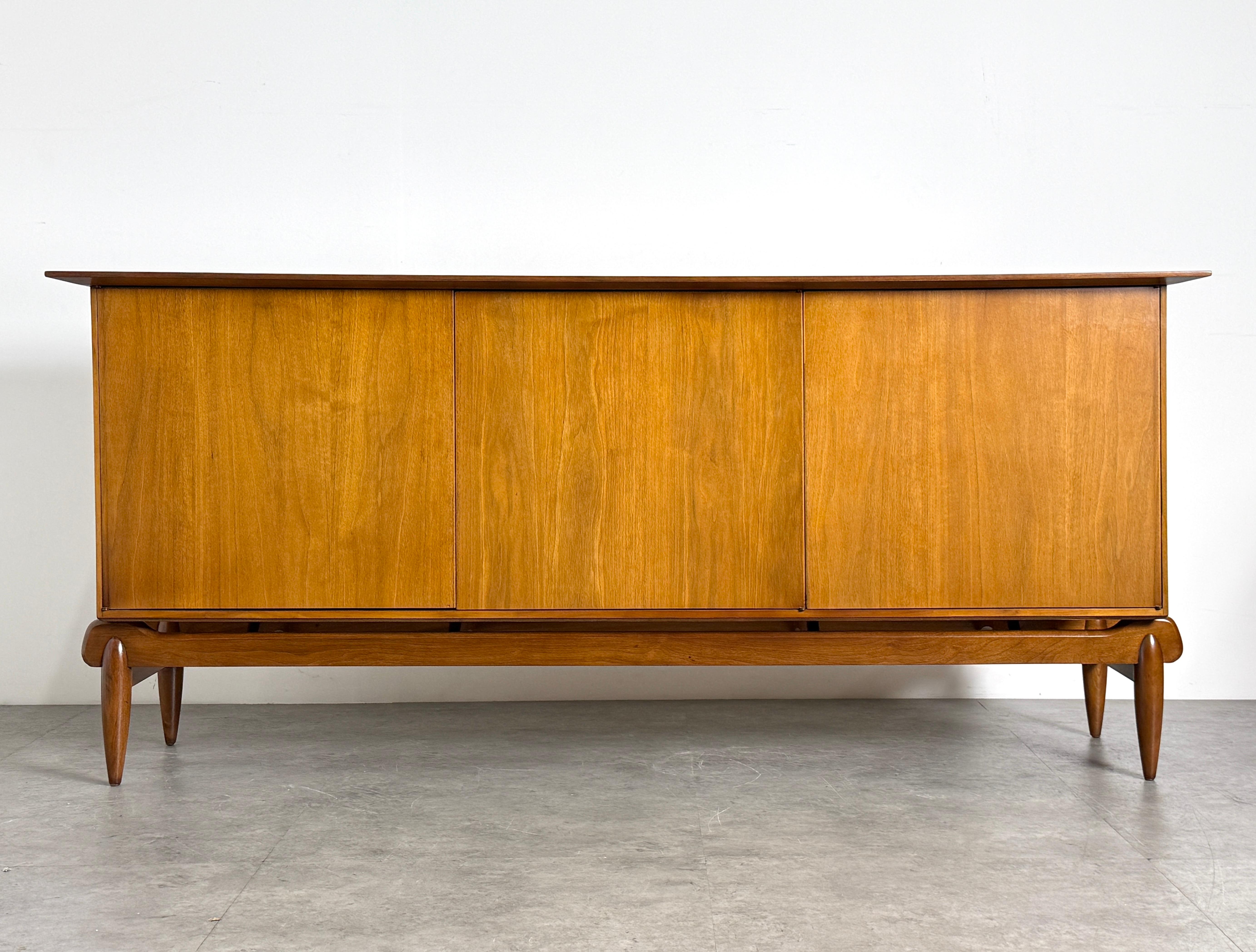 Atemberaubendes Mid Century modernes Sideboard in Nussbaum, entworfen von Greta Magnusson - Grossman für Glenn of California ca. 1950er Jahre

Vollständig restaurierter Schrank mit drei Paneeltüren auf einem schwebenden Sockel aus massivem,