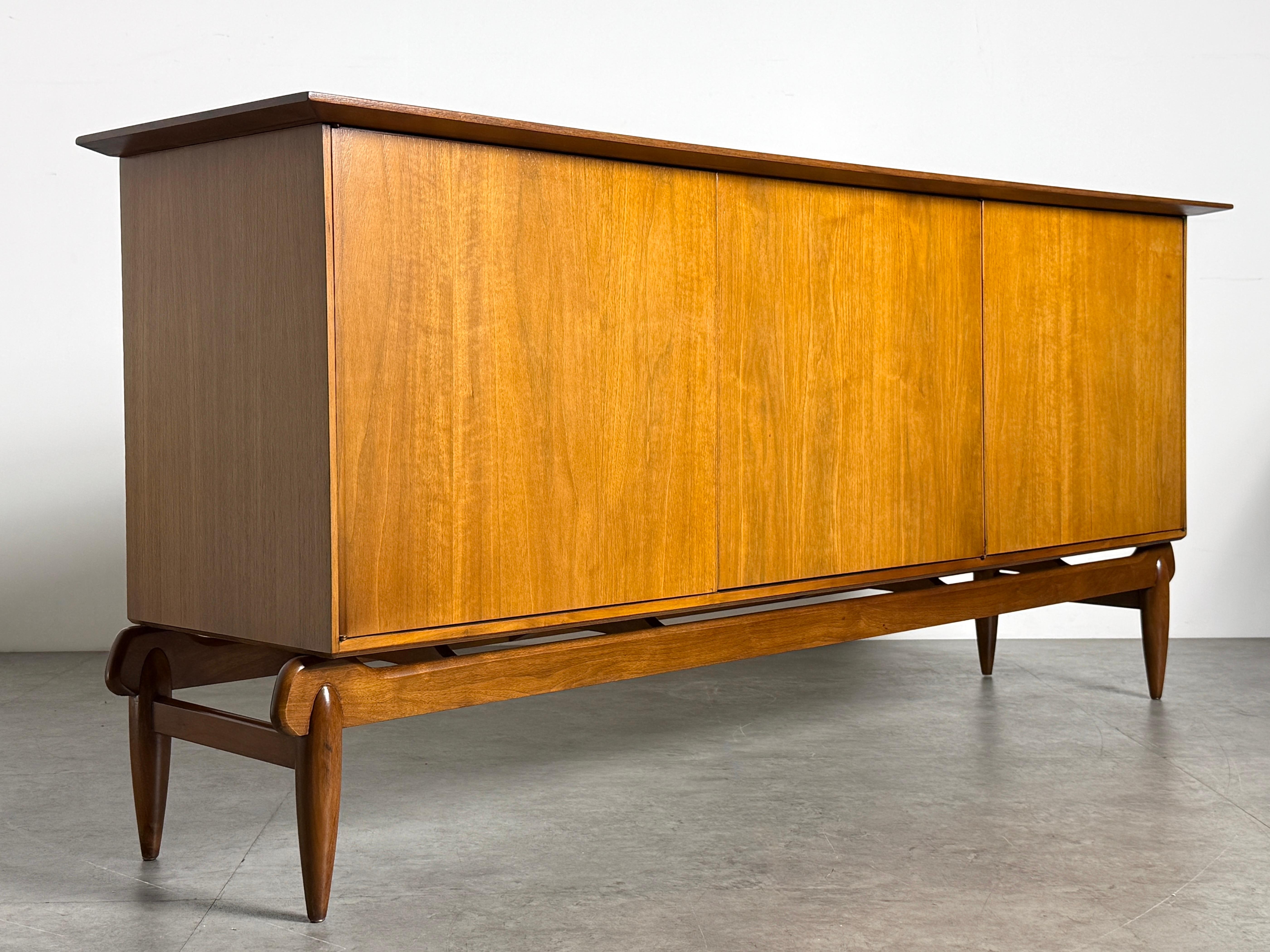 Mid Century Modern Anrichte aus Nussbaumholz von Greta Grossman 1950er Jahre (Moderne der Mitte des Jahrhunderts) im Angebot