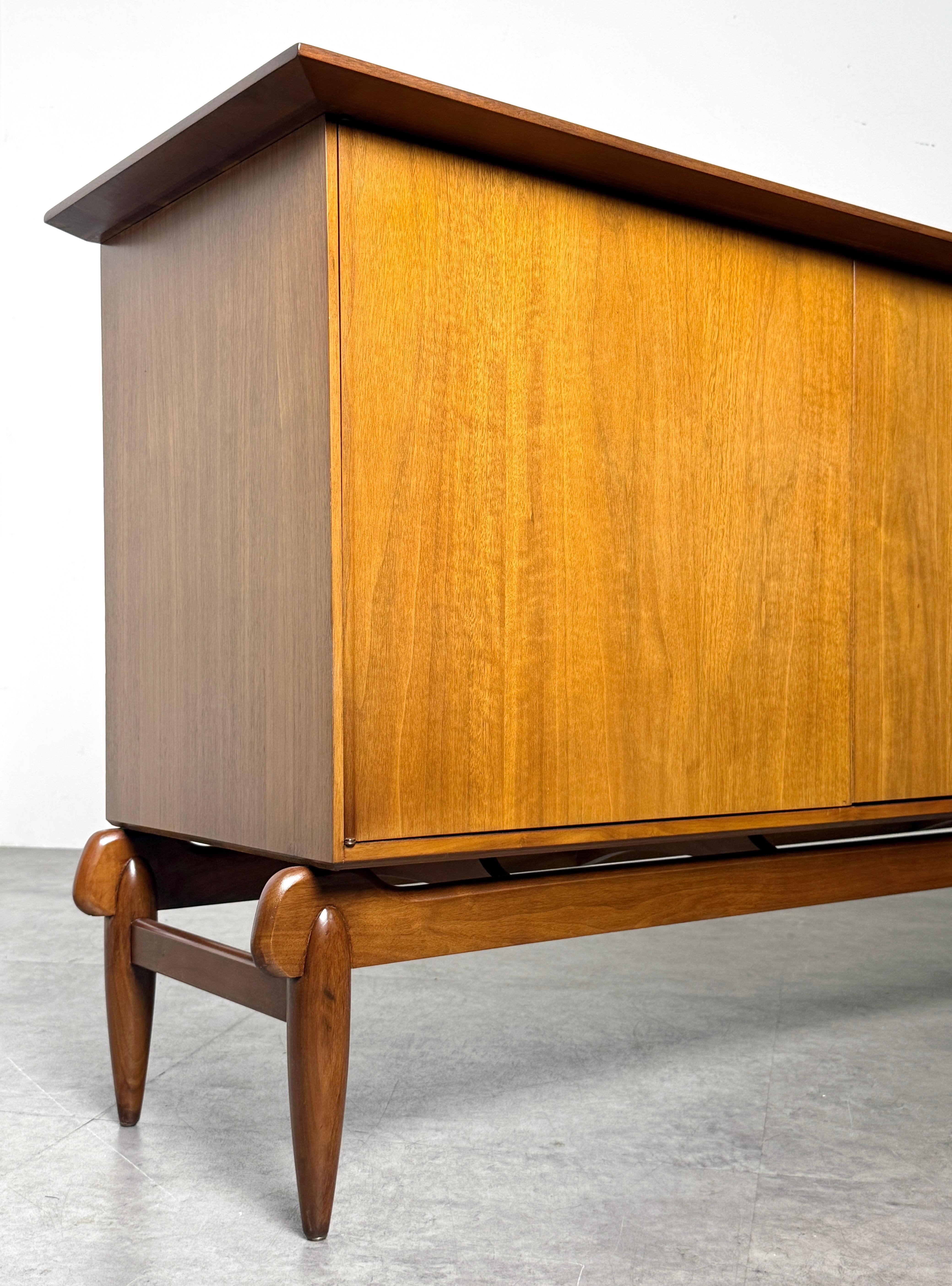 Mid Century Modern Anrichte aus Nussbaumholz von Greta Grossman 1950er Jahre (amerikanisch) im Angebot