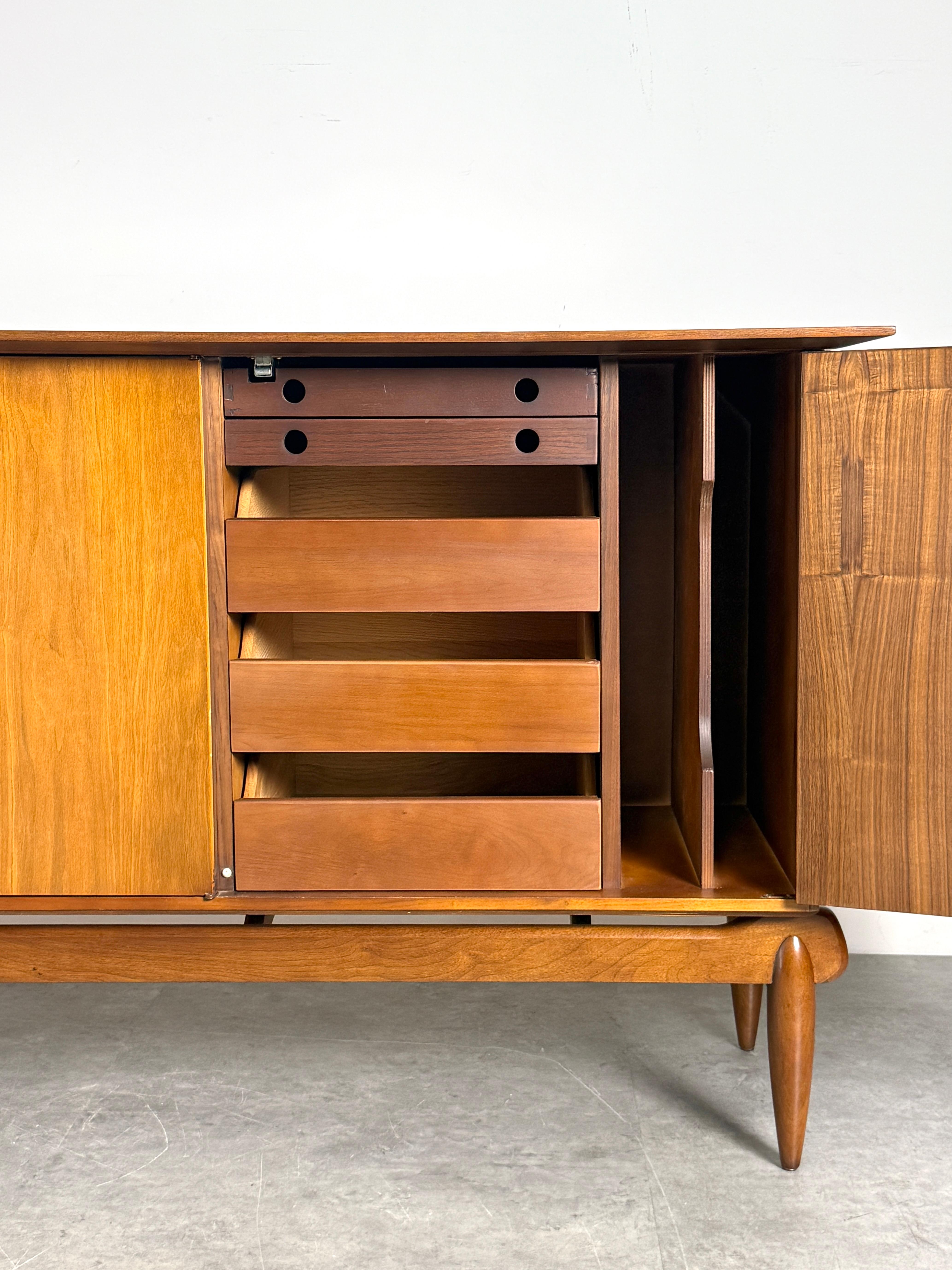 Mid Century Modern Anrichte aus Nussbaumholz von Greta Grossman 1950er Jahre (Mitte des 20. Jahrhunderts) im Angebot