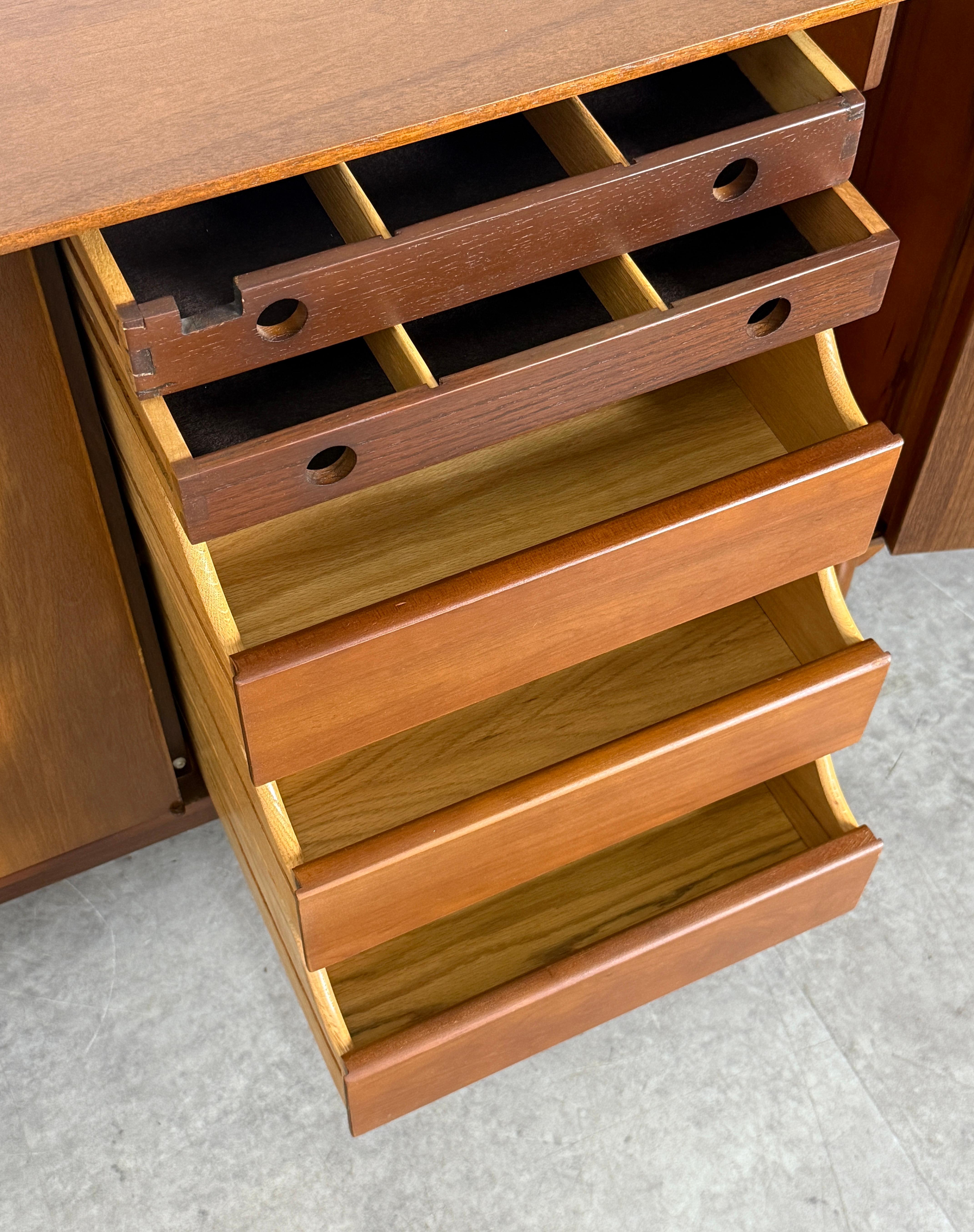 Mid Century Modern Anrichte aus Nussbaumholz von Greta Grossman 1950er Jahre (Walnuss) im Angebot