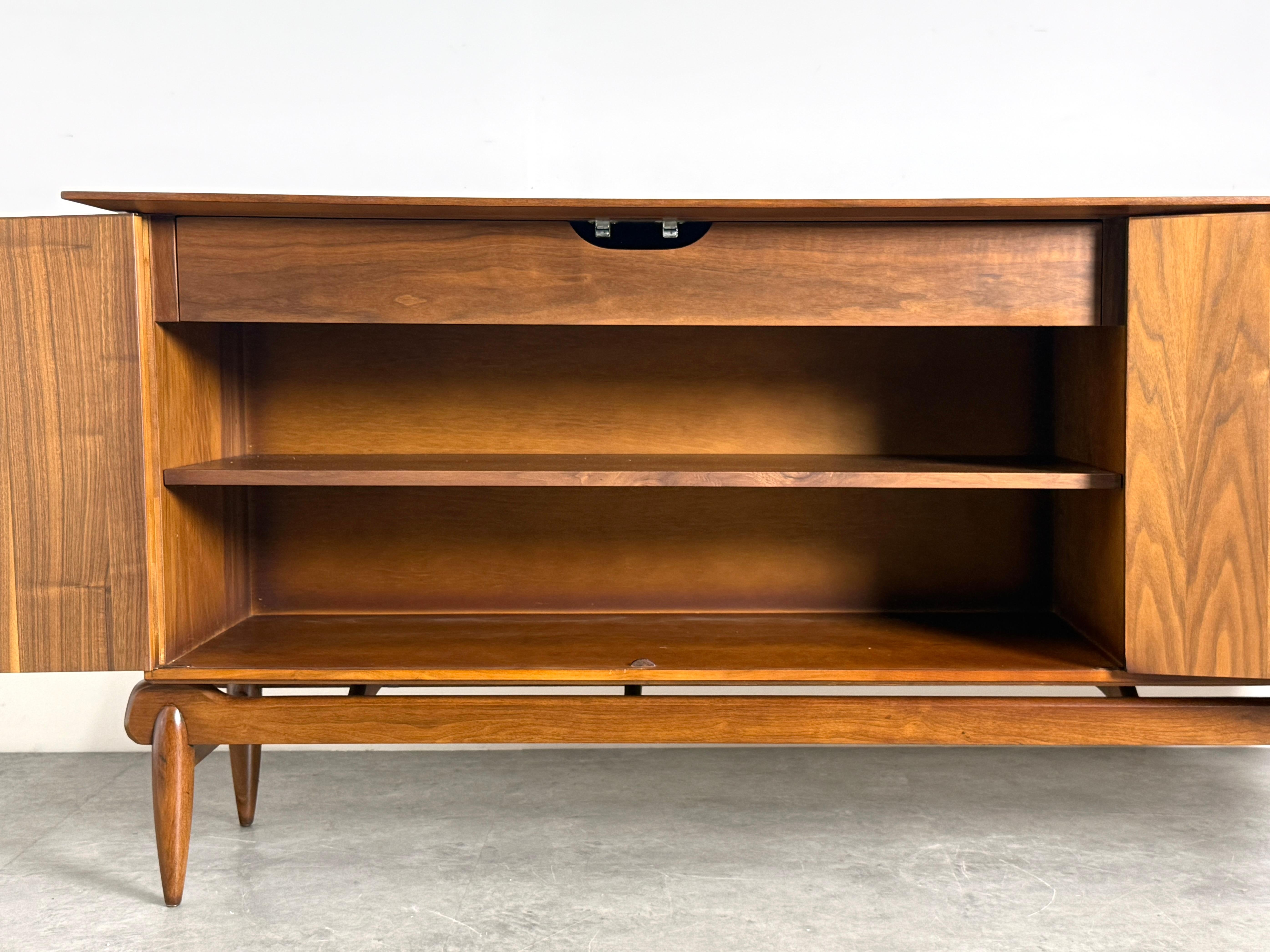 Mid Century Modern Anrichte aus Nussbaumholz von Greta Grossman 1950er Jahre im Angebot 1