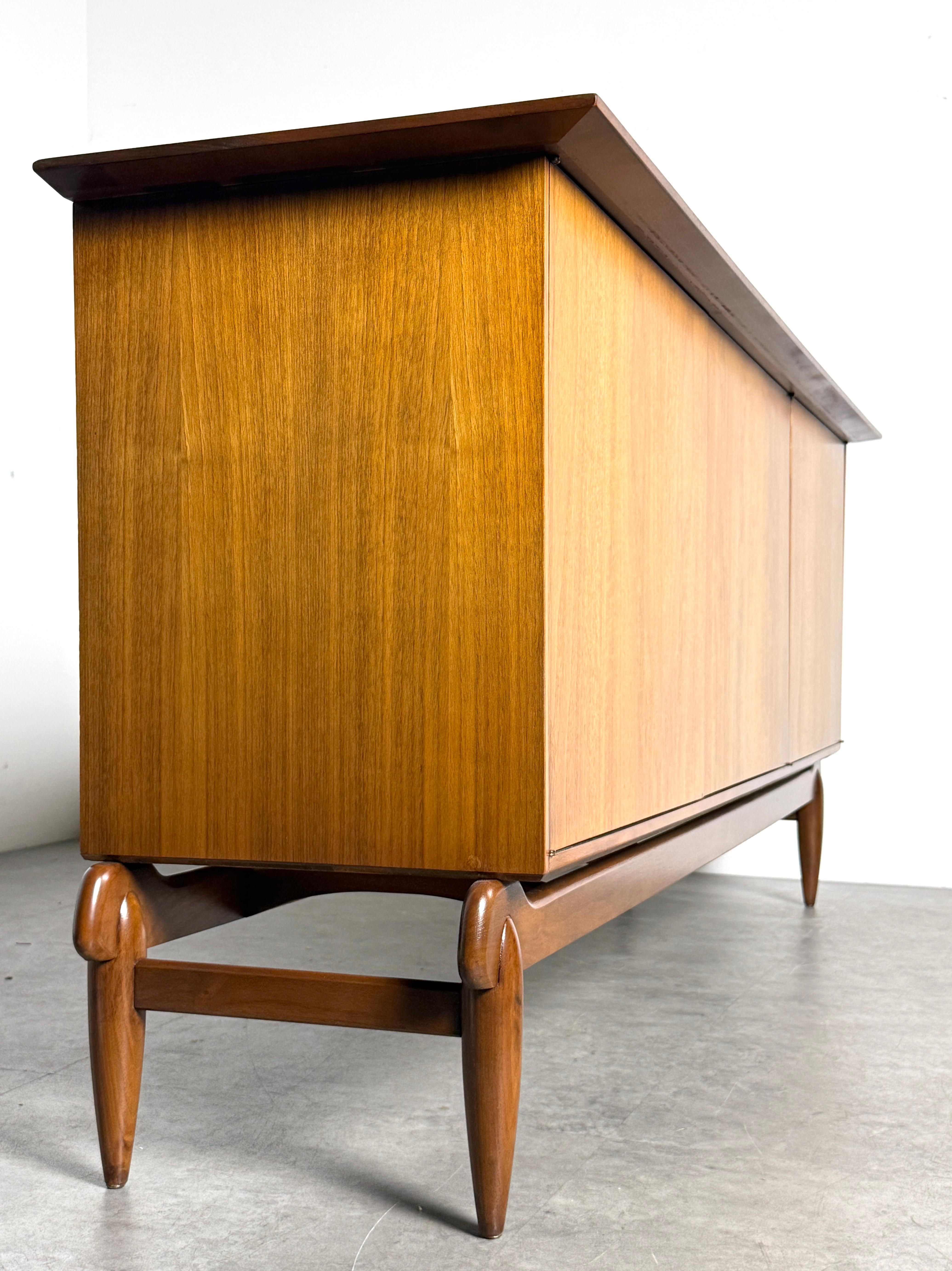Mid Century Modern Anrichte aus Nussbaumholz von Greta Grossman 1950er Jahre im Angebot 2
