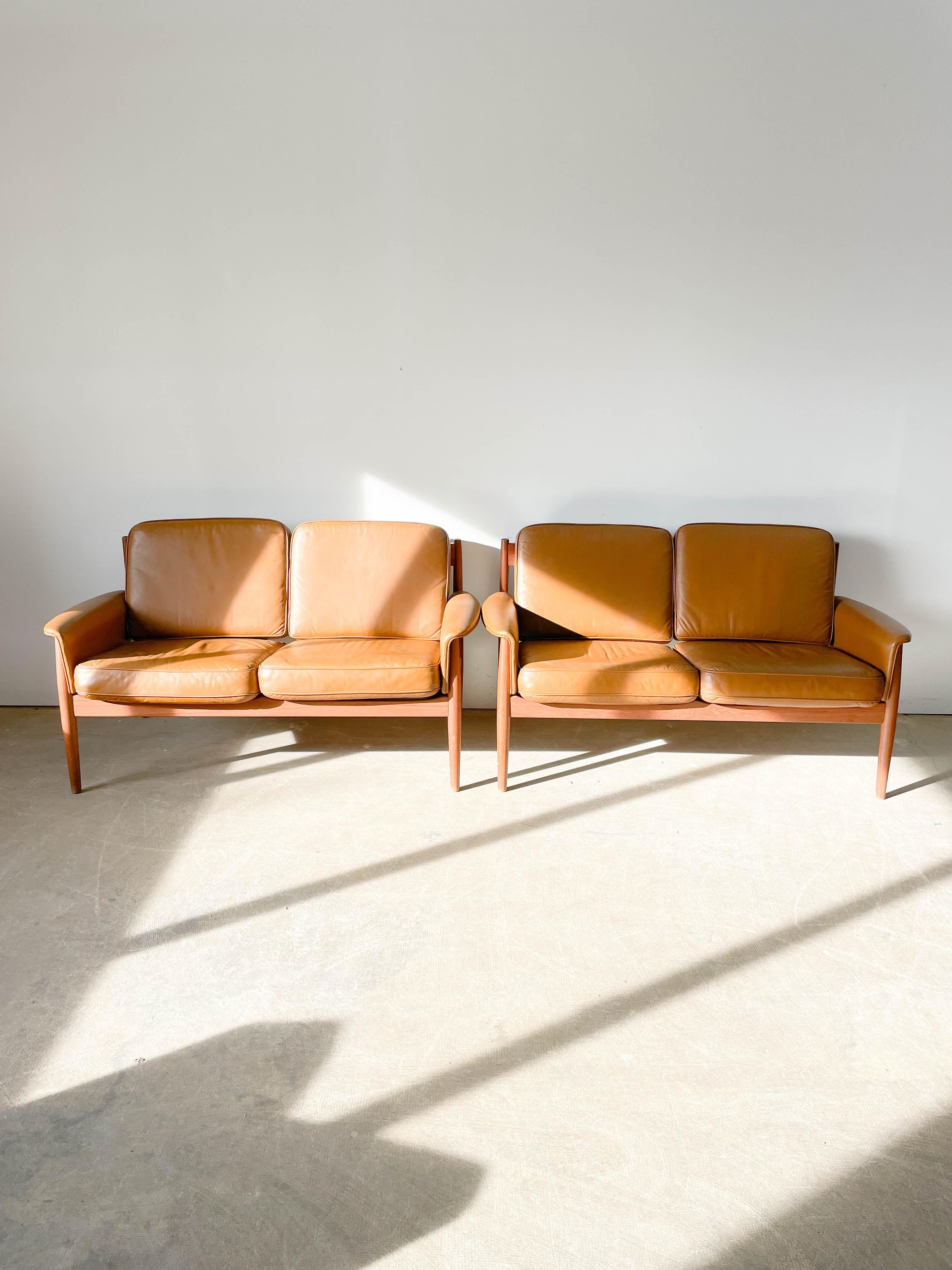 Mid-Century Modern Fauteuils en teck et cuir Greta Jalk pour France and Son en vente