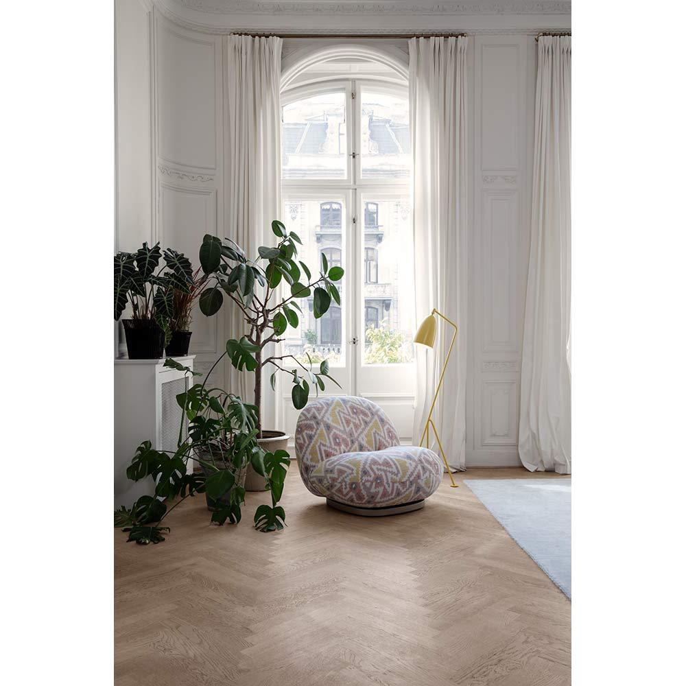 The iconic Gräshoppa Floor Lamp was first produced in 1947 by the feminine pioneer Greta M. Grossman. The unique tripod stand of the Gräshoppa Floor Lamp is tilted backwards and gives the impression that the lamp is somehow alive and stalking its