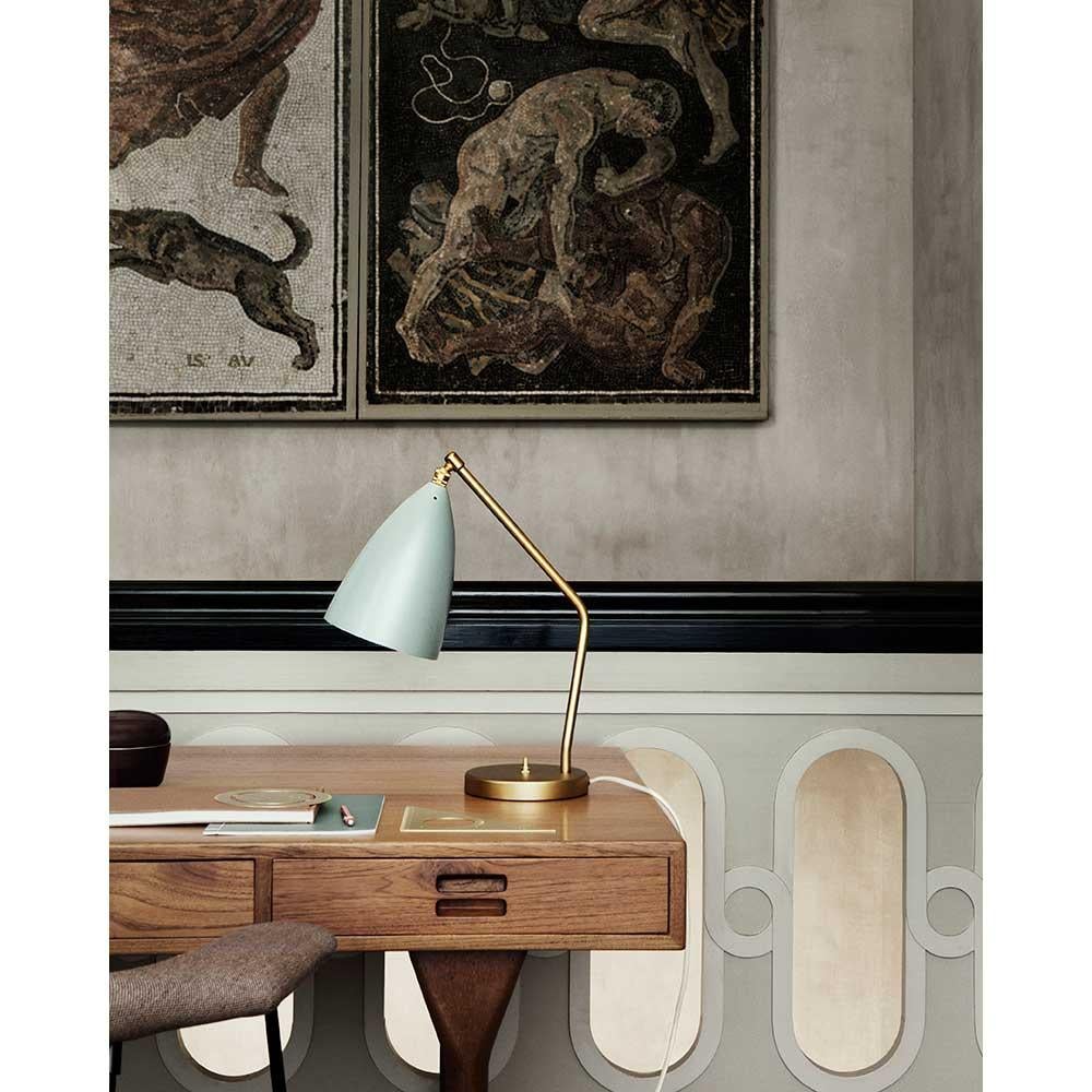 Greta M. Grossman a conçu la lampe de table emblématique Gräshoppa en 1947 et son design à la fois sophistiqué et ludique est toujours aussi pertinent aujourd'hui. L'abat-jour conique allongé est magnifiquement associé à un pied tubulaire en laiton,