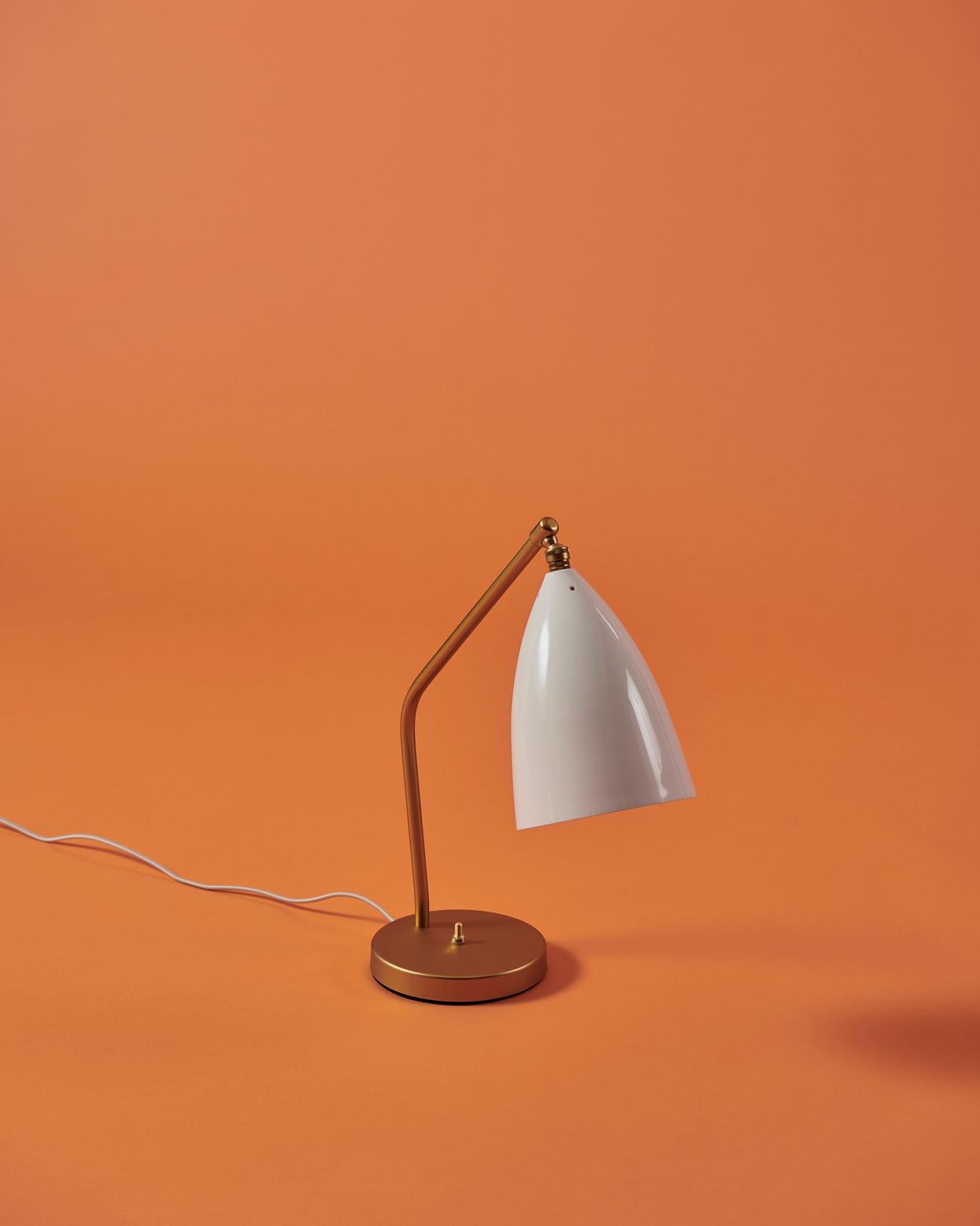 Greta M. Grossman entwarf 1947 die ikonische Gräshoppa-Tischleuchte, die mit ihrem raffinierten und zugleich verspielten Design auch heute noch aktuell ist. Der markante, langgestreckte konische Schirm ist wunderschön mit einem röhrenförmigen