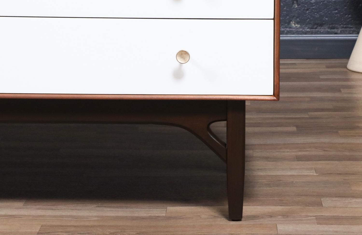 Comò Greta M. I. Grossman laccato e in noce a due toni per Glenn of CA in vendita 6