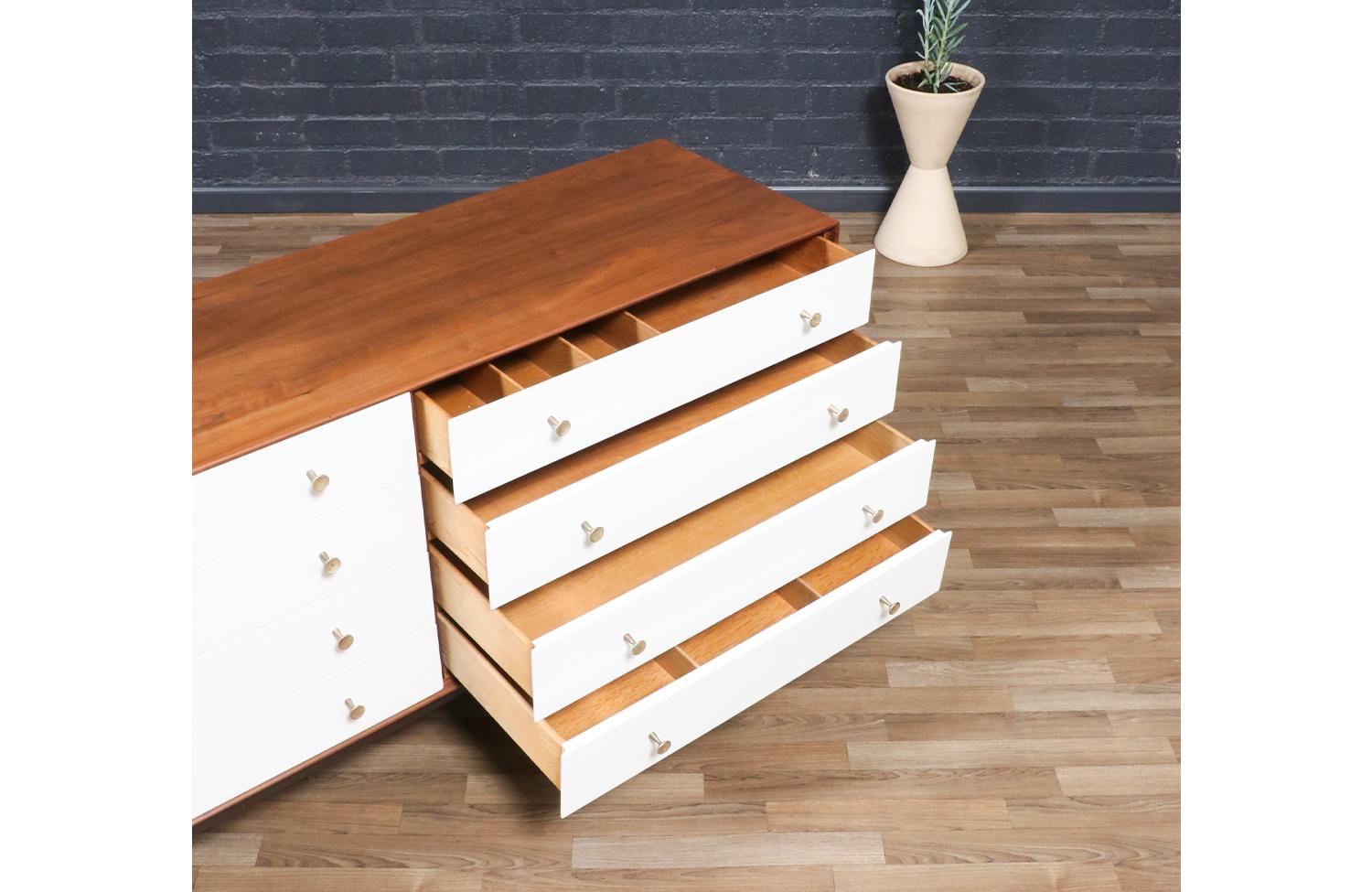 Comò Greta M. I. Grossman laccato e in noce a due toni per Glenn of CA in vendita 8