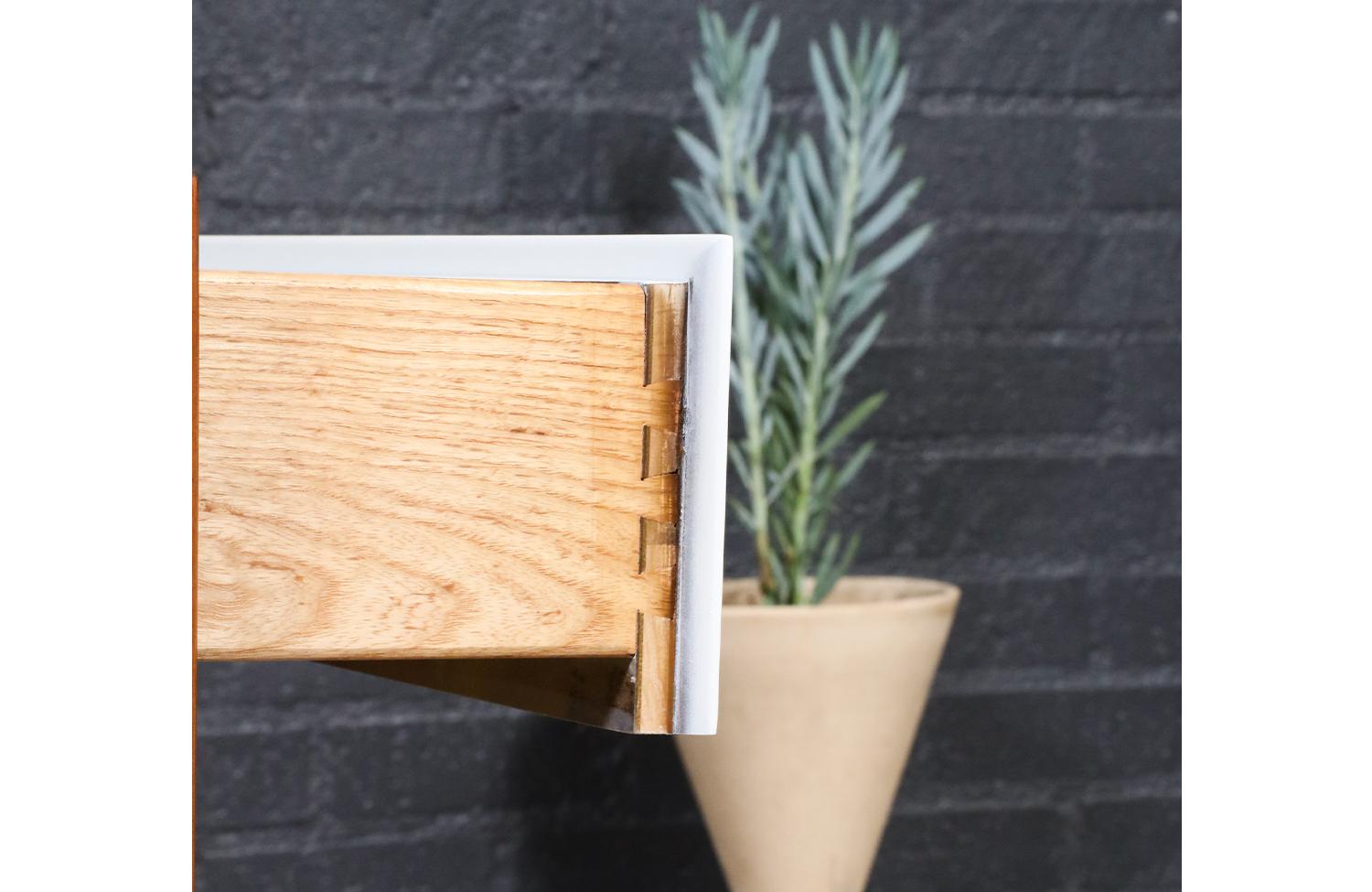 Comò Greta M. I. Grossman laccato e in noce a due toni per Glenn of CA in vendita 9