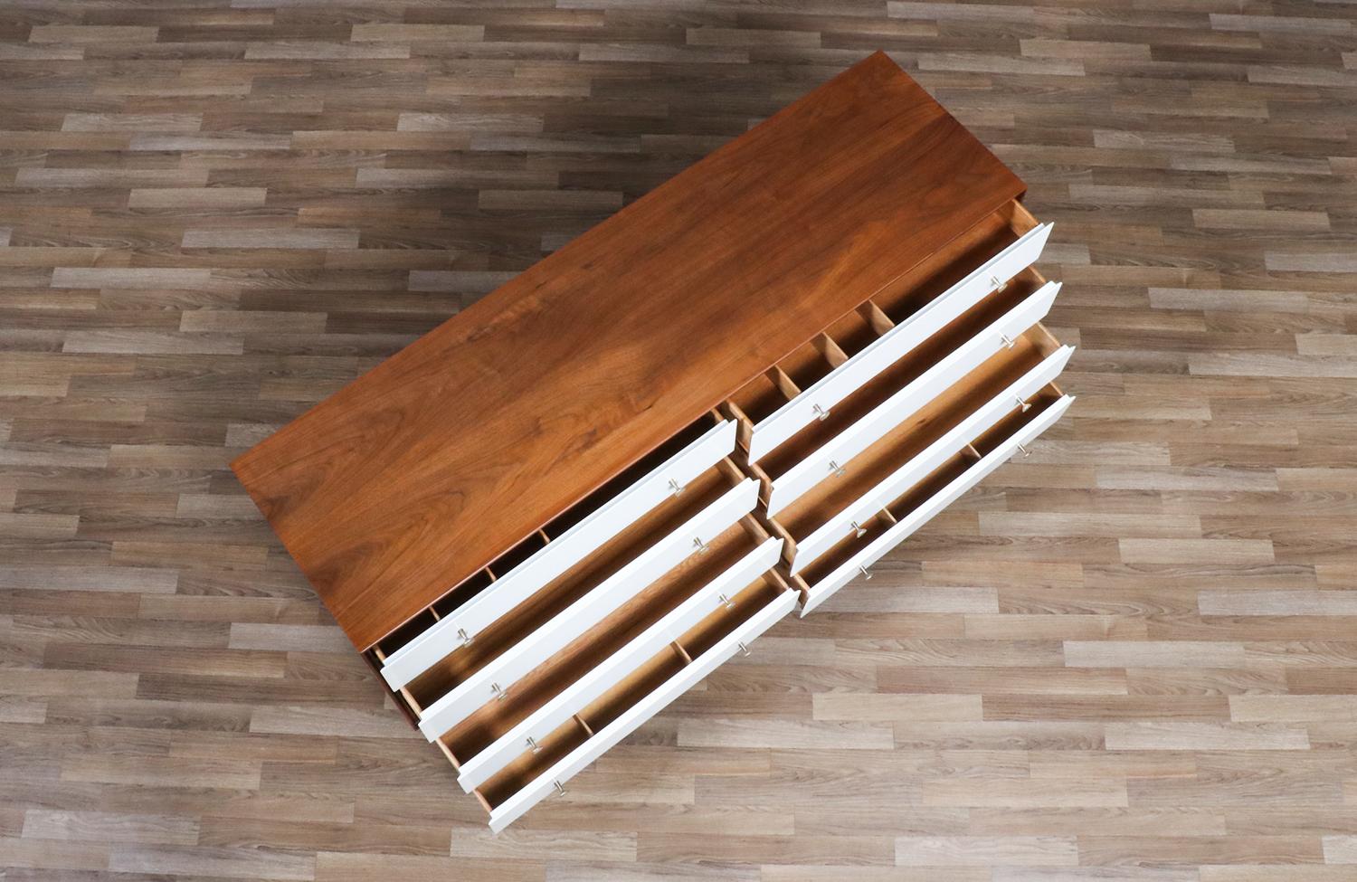 Comò Greta M. I. Grossman laccato e in noce a due toni per Glenn of CA in vendita 1